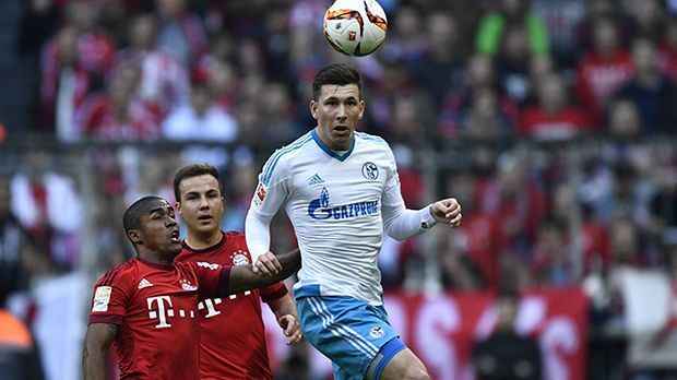 
                <strong>Pierre-Emile Hojbjerg (FC Schalke 04)</strong><br>
                Pierre-Emile Hojbjerg: Gerade zu Beginn konnte man sehen, dass die Leihgabe der Bayern es den Kollegen zeigen wollte. Mit großem Engagement ging er in Zweikämpfe und Laufduelle. Leitete den besten Schalker Angriff ein. ran-Note: 3.
              