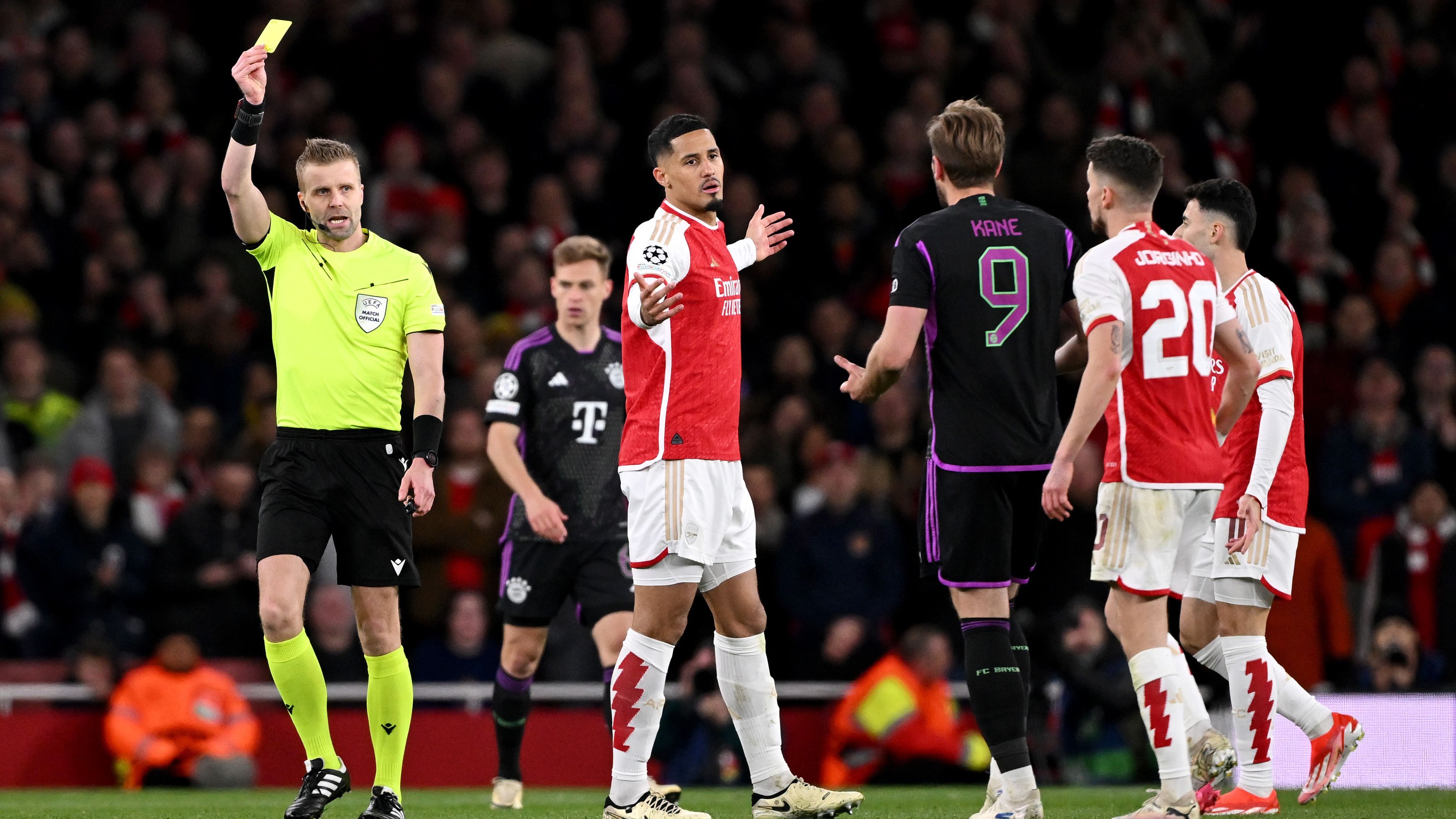 <strong>Süddeutsche Zeitung (Deutschland)</strong><br>"Die Bayern zeigen ihr Champions-League-Gesicht - Rätselhaft bis zum letzten Tucheltag: Beim englischen Tabellenführer FC Arsenal holt der FC Bayern im Viertelfinal-Hinspiel ein 2:2. Die Aussichten fürs Rückspiel sind nun gut - und Harry Kane hält seinen Traum am Leben."