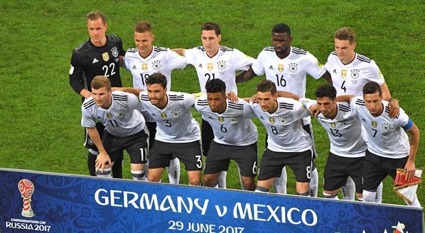 
                <strong>Deutschland gegen Mexiko in der Einzelkritik</strong><br>
                Die deutsche Nationalmannschaft steht im Finale des Confed Cups! Gegen Mexiko hat das Team von Bundestrainer Joachim Löw zwar selten den Ball, zeigt sich im Abschluss aber dafür eiskalt. Am Ende steht ein 4:1. ran.de zeigt die Noten für Jogis Jungs.
              