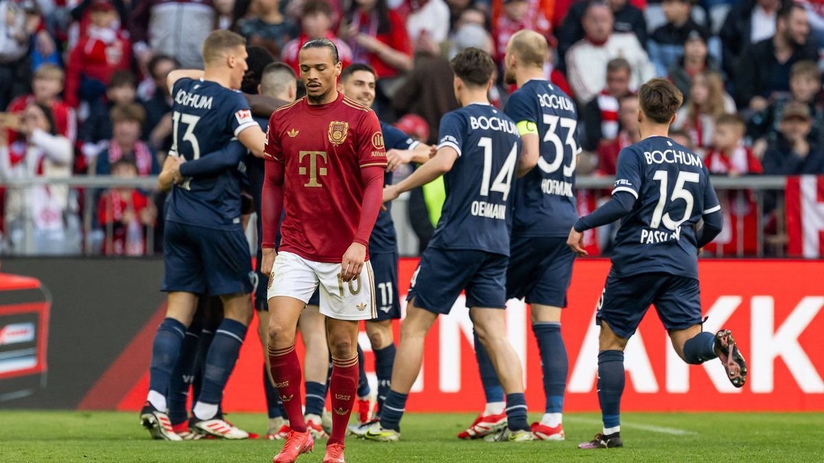 Die Bochumer bejubeln mit Ibrahima Sissoko (VfL Bochum, 6) dessen Tor zum 2:2 - Ausgleich. Leroy Sane (FC Bayern Muenchen, 10) ist bedient. GER, FC Bayern Muenchen vs. VfL Bochum 1848, Fussball, Bu...