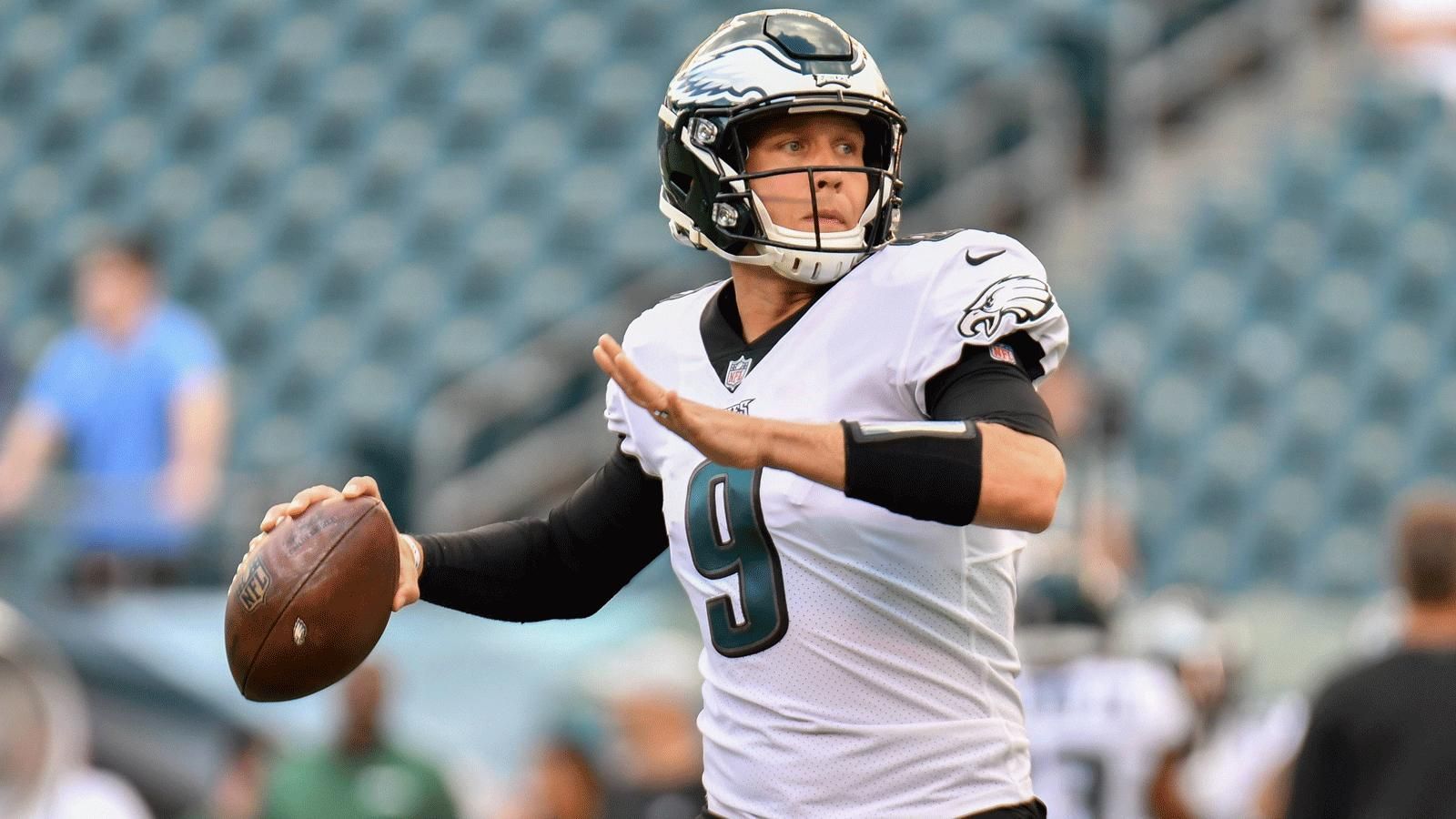 
                <strong>Quarterback / Eagles</strong><br>
                Bei den Eagles ist Nick Foles zwar der amtierende Super-Bowl-MVP, kommt aber lediglich zum Einsatz, weil der Starting-Quarterback Carson Wentz noch nicht komplett fit ist. Foles wuchs in den Playoffs der vergangenen Saison zwar über sich hinaus, zeigte in der Preseason allerdings wieder die altbekannte Fehleranfälligkeit. Zudem hatte er zwischenzeitlich Probleme mit seiner Schulter. Ob ihn das noch behindert?Fazit: Wäre Wentz fit, würde der Punkt an die Eagles gehen – ist er aber nicht. Also: 1:0 für die Falcons.  
              