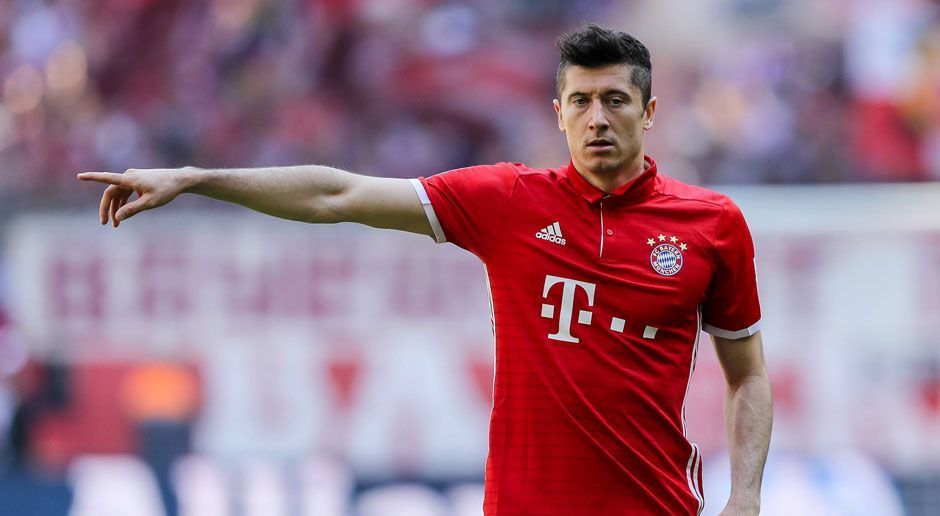 
                <strong>Robert Lewandowski</strong><br>
                Angriff: Robert Lewandowski (FC Bayern München). Die Spielzeit des Polen hatte seine Höhen und Tiefen - und dennoch war er für die Bayern wieder mehr als wichtig. Sein Fehlen im  Viertelfinale-Hinspiel der Champions League gegen Real Madrid schmerzt die Bayern-Fans vermutlich noch immer. Die 30-Tore-Marke hat er in der Liga bereits geknackt, jeder weitere Treffer im letzten Spiel ist Zugabe.
              