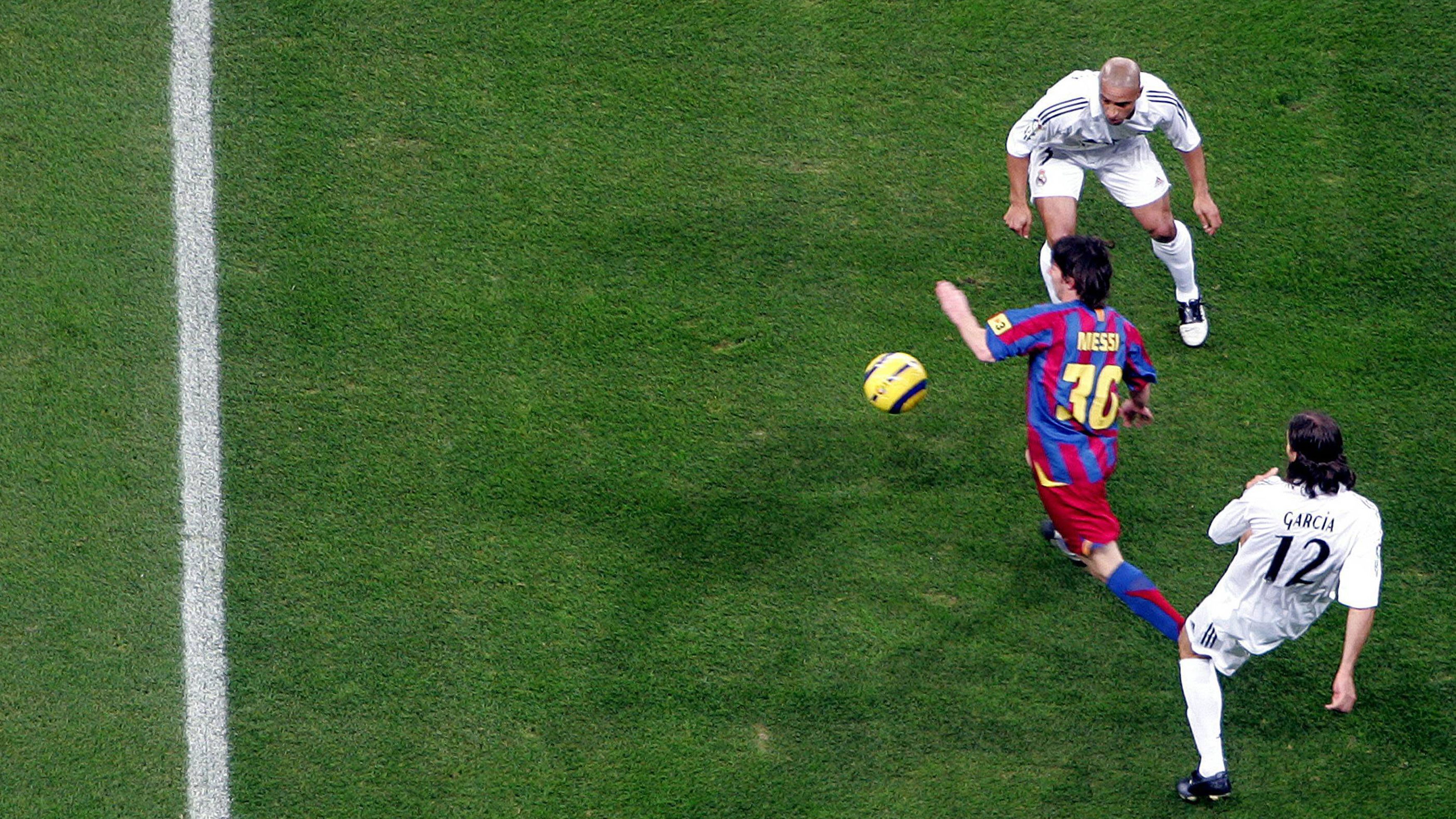
                <strong>19. November 2005: Erster "Clasico"</strong><br>
                Im Santiago Bernabéu erlebt Messi seinen ersten "Clasico". Ausnahmsweise schießt der damals 19-Jährige mal kein Tor, bereitet aber das 1:0 von Samuel Eto'o vor. Barca gewinnt das Spiel am Ende mit 3:0. 
              