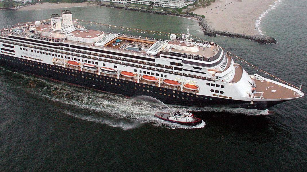 Zwei Menschen starben bei einem tragischen Unfall auf dem Kreuzfahrtschiff Nieuw Amsterdam, das an der Insel Half Moon Cay (Bahamas) anlegte.