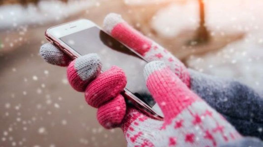 Handys sind nicht nur kälteempfindlich, sondern mögen auch keine Feuchtigkeit. Deshalb musst du sie gut vor Schnee und Regen schützen.