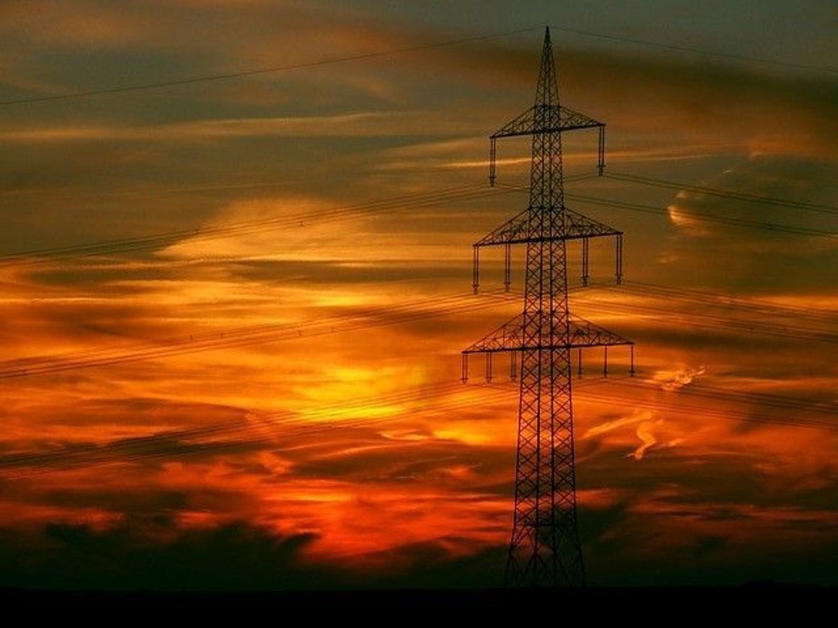 Sonnenuntergang-Stromleitung