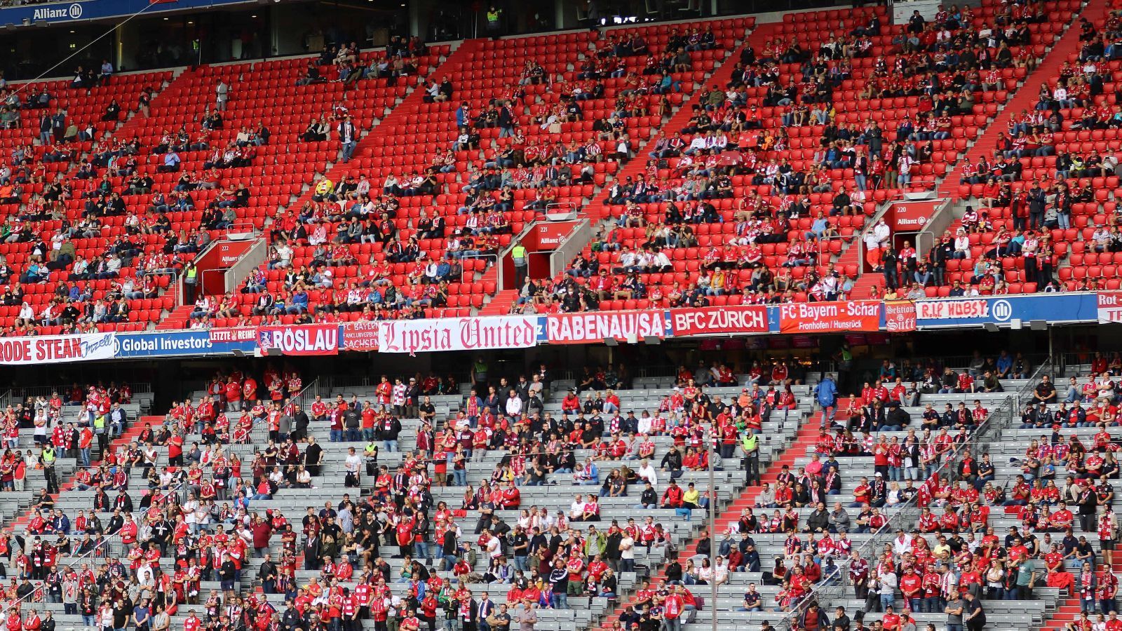 
                <strong>Verlierer: Einige Fans des FC Bayern</strong><br>
                Mit den Leistungen von Leroy Sane dürften die Wenigsten aktuell zufrieden sein, am allerwenigsten er selbst. Doch was einige Fans des FC Bayern am Sonntag gegen den 1. FC Köln machten, das geht nicht. Nicht nur gab es vereinzelt Pfiffe zur Pause. Als die Auswechslung des Nationalspielers bekannt gegeben wurde, gab es gar einen hämischen Jubel auf der Tribüne. Wenn man einen Spieler, der nicht in guter Verfassung ist, gänzlich verlieren will, dann war das richtig. Zu Sanes Selbstvertrauen hat das sicher nicht beigetragen, wenn nicht einmal mehr die eigenen Fans hinter ihm stehen.
              