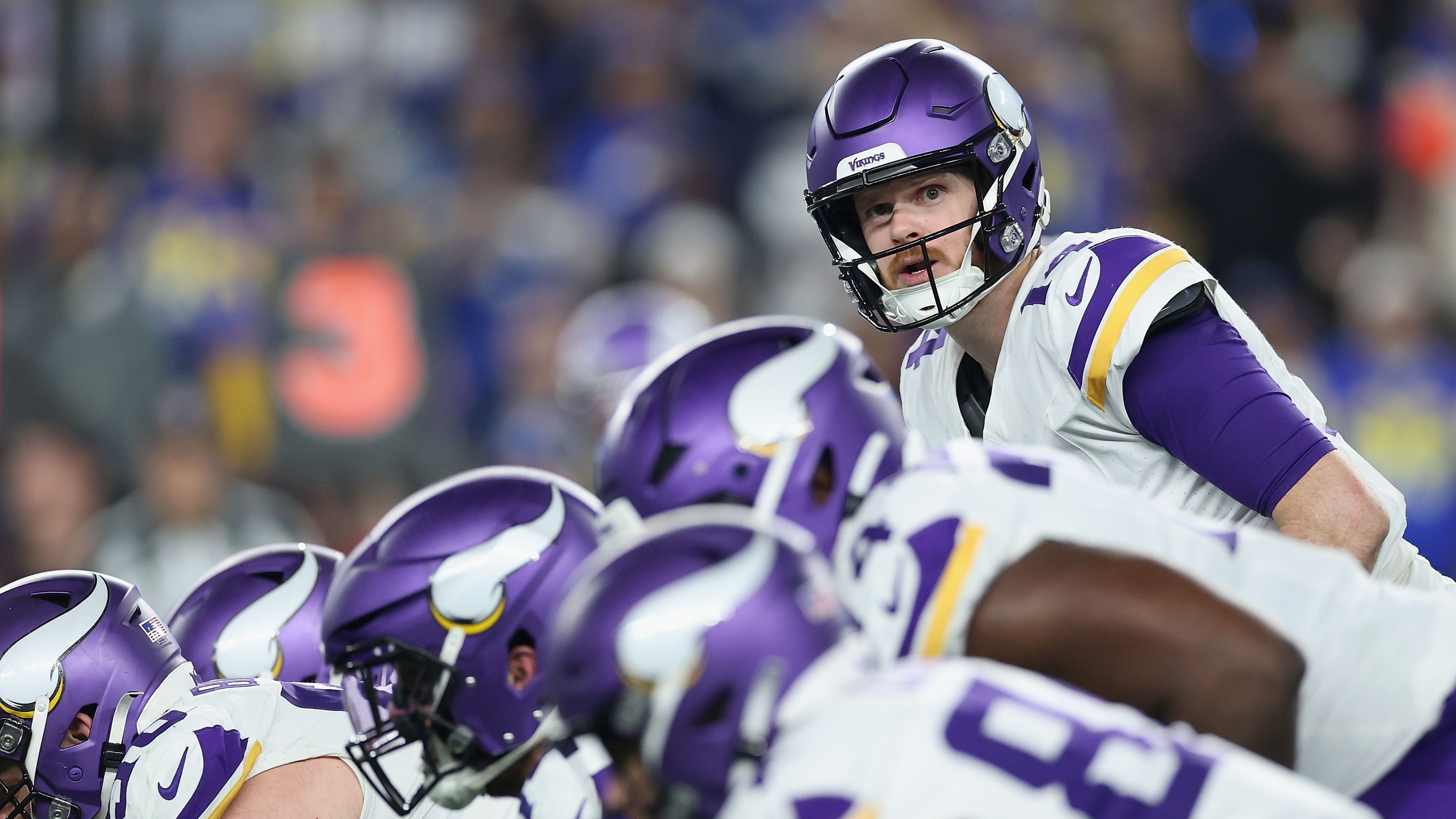 <strong>Sam Darnold (Minnesota Vikings)</strong> <br>Die Minnesota Vikings und Sam Darnold gehen wohl getrennte Wege. Was daran liegt, dass der Vertrag des Quarterbacks ausläuft und die Vikings laut "ESPN" kein Interesse haben, Darnold mit dem Franchise Tag zu halten. Der wäre rund 41 Millionen Dollar wert. Verzichten die Vikings, würde Darnold Free Agent werden. Nach einer respektablen Saison, in der er die Vikings zumindest in die Playoffs führte, dürfte es Interessenten für den 27-Jährigen geben.