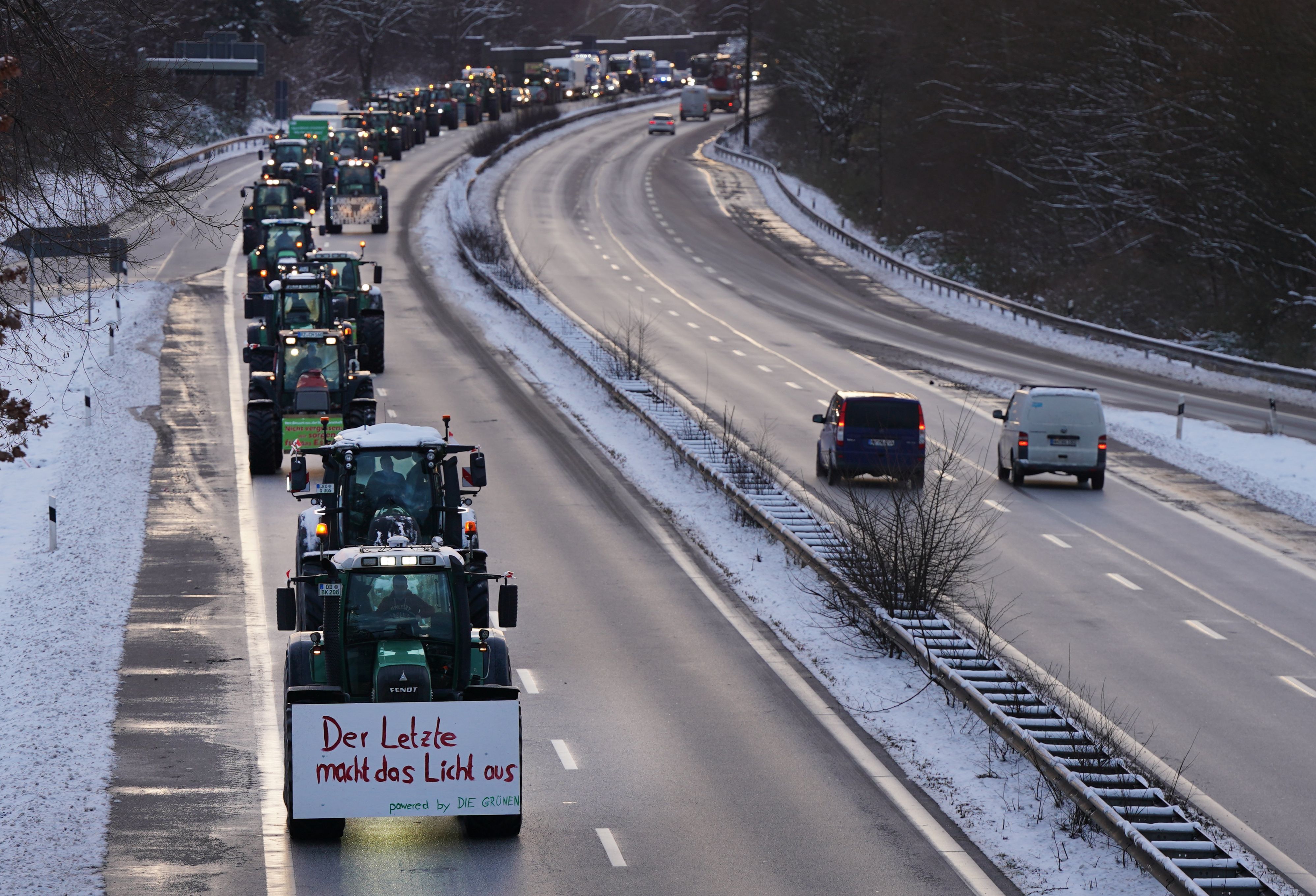 Die Landwirt:innen in Hamburg demonstrieren am Montag (8. Januar) gegen die Agrarpolitik der Bundesregierung. Hunderte Traktoren fahren über die Bundesstraße B5 in Richtung Hamburg Innenstadt.