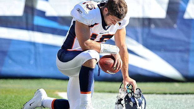 
                <strong>Tim Tebow</strong><br>
                So kannte man Tim Tebow in der NFL. Der Quarterback und Heisman-Trophy-Gewinner 2007 feierte seine Siege fromm, ehe er bei den Broncos von Peyton Manning ersetzt wurde. Bei den New York Jets kam Tebow 2012 nicht zurecht. Comeback-Pläne scheiterten. Im Anschluss widmete er sich seiner alten Liebe.
              