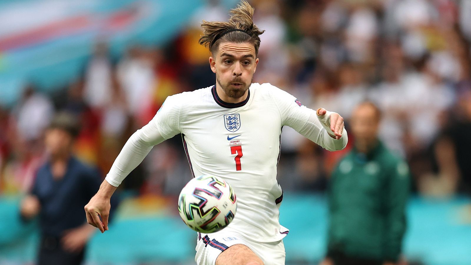 
                <strong>Jack Grealish (England)</strong><br>
                Kommt in der 69. Minute ins Spiel. Sorgt umgehend für Betrieb auf der linken Seite und holt eine gelbe Karte für Wass raus (72.). In der Verlängerung der Aktivposten im englischen Offensivspiel. Prüft Schmeichel mit einem satten Schuss aus der zweiten Reihe. Wird in der Verlängerung schon wieder ausgewechselt (105.). ran-Note: 3
              