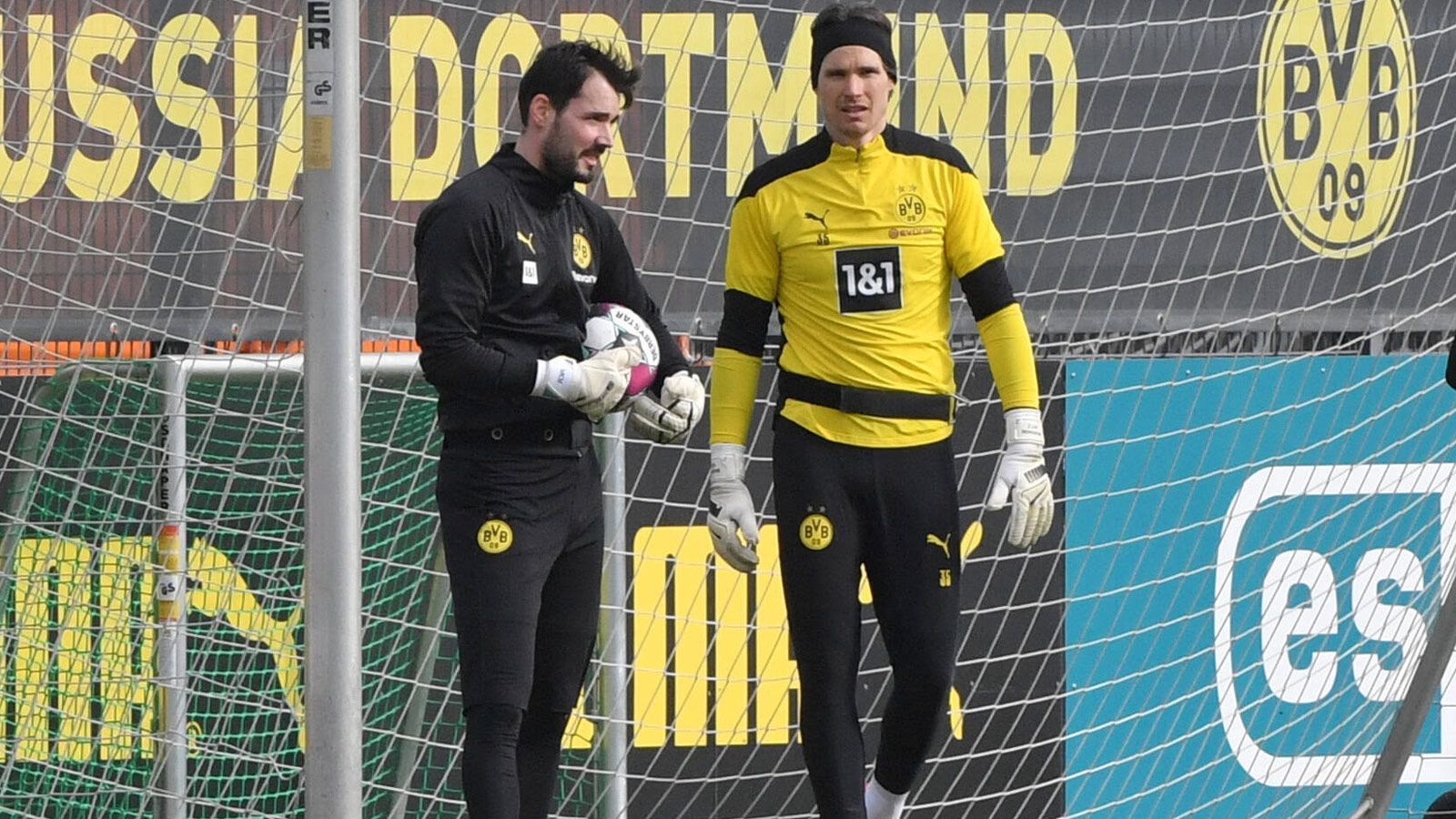 
                <strong>Torwartsituation</strong><br>
                Eine große Veränderung steht dem BVB wohl zwischen den Pfosten bevor, denn die Schwarz-Gelben sind dem Vernehmen nach auf der Suche nach einer neuen Nummer eins. Roman Bürki, als jene in die Saison gestartet, ist nach mehreren schweren Patzern sowie einer Schulterverletzung nur noch zweite Wahl, laut "Sport1" sondieren die Berater des Schweizers bereits den Markt. Und Marwin Hitz, der seit Januar den Kasten hütet, ist auf lange Sicht auch nur eine Übergangslösung. Doch wen verpflichten? In der Gerüchteküche werden zahlreiche Namen gehandelt, von bekannteren Bundesliga-Keepern wie Peter Gulacsi aus Leipzig und Stuttgarts Gregor Kobel bis hin zu Ugurucan Cakir von Trabzonspor oder Andre Onana von Ajax Amsterdam (der aber wegen Dopingvergehens für den Rest das Jahres gesperrt ist). Eine heiße Spur hat sich aber noch nicht herauskristallisiert.
              