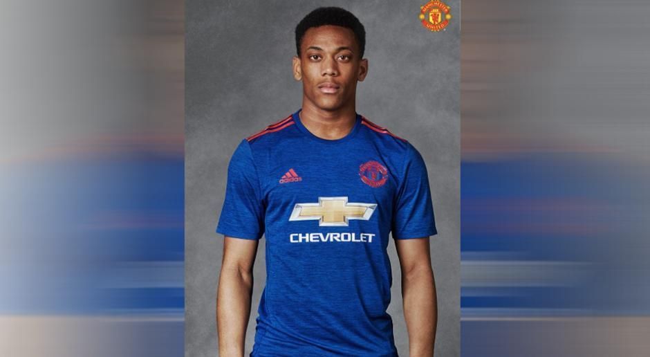 
                <strong>Manchester United Auswärtstrikot</strong><br>
                Kurz vor dem Ende der Saison 15/16 präsentiert Manchester United sein neues Auswärtstrikot für die kommende Saison. "Red Devils"-Star Anthony Martial trägt das dunkelblaue Jersey mit roten Applikationen. Doch nicht nur der Youngster macht Werbung für das Away Trikot 16/17 ... 
              