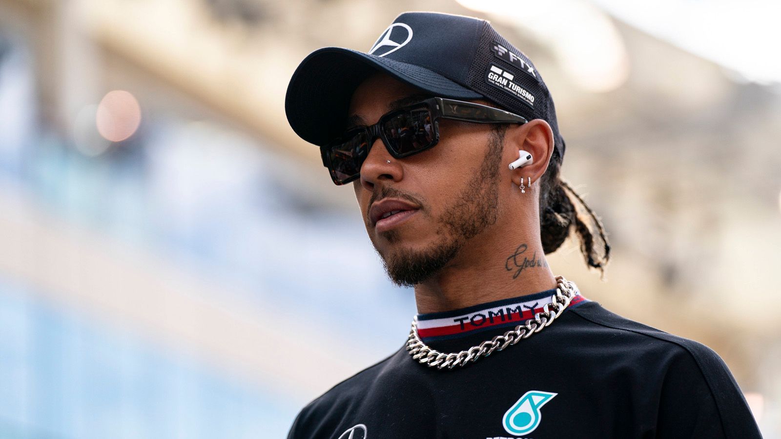 
                <strong>Verlierer: Lewis Hamilton</strong><br>
                Des einen Freud' ist des anderen Leid: Der siebenmalige Weltmeister Hamilton hat erstmals seit 2016, als Nico Rosberg Weltmeister wurde, ein stallinternes Duell verloren. 2022 ist zudem das erste sieglose Jahr in der Formel-1-Karriere des Engländers. Hamilton war nach dem Saison-Abschluss einfach "froh, dass es vorbei ist". Die Chancen, dass er eines Tages den achten WM-Titel holt und damit alleiniger Rekord-Weltmeister wird, sind ordentlich gesunken.
              