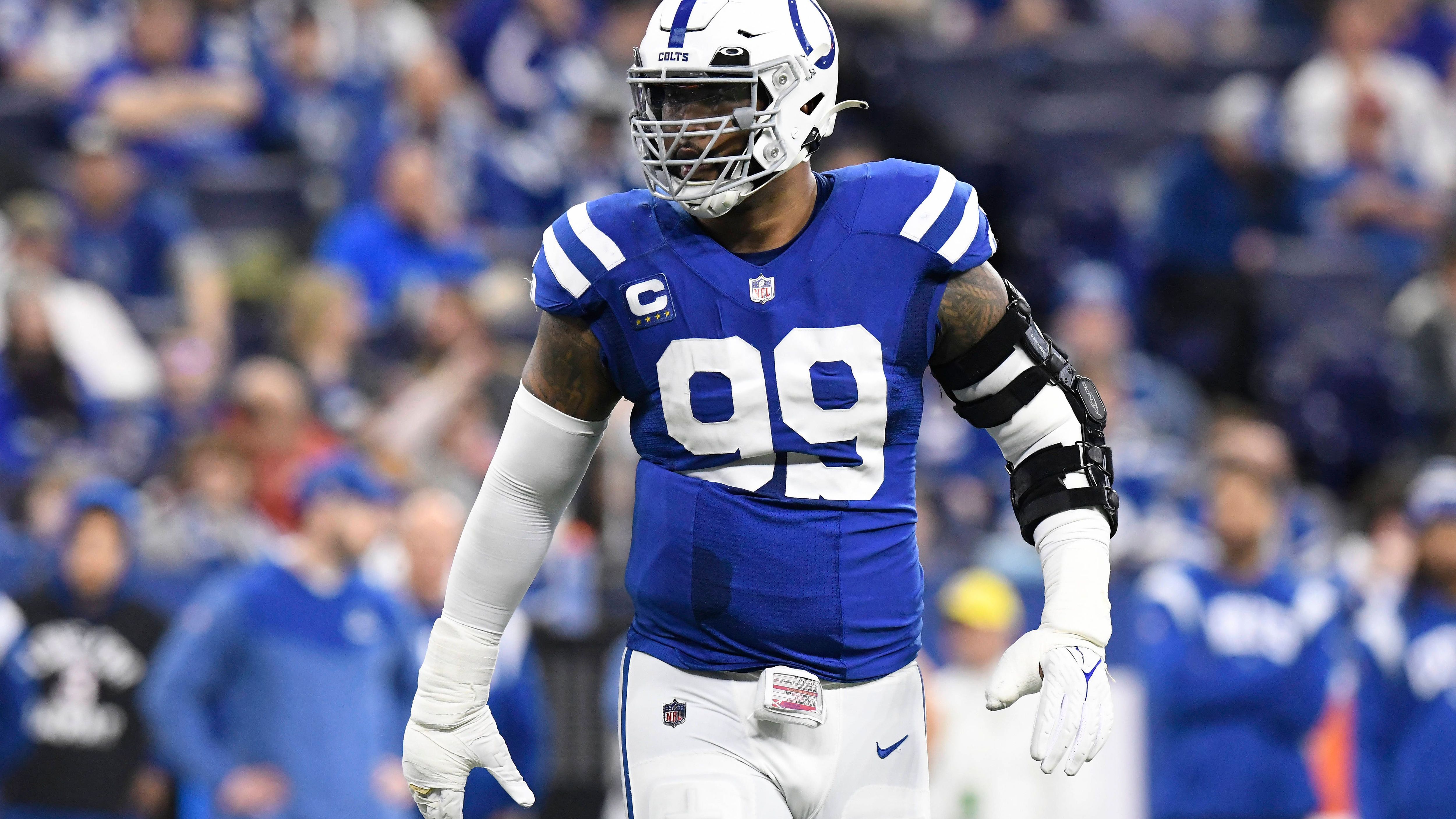 <strong>Indianapolis Colts: Stärken (Defensive)</strong><br>
                Die Defensive Line dürfte erneut einigen gegnerischen Quarterbacks das Leben schwer machen und verfügt, angeführt von Defensive Tackle DeForest Bucknet, über eine Menge Qualität. Mit der Rückkehr von Linebacker Shaq Leonard stellt die Defensive einen weiteren Unterschiedsspieler.&nbsp;