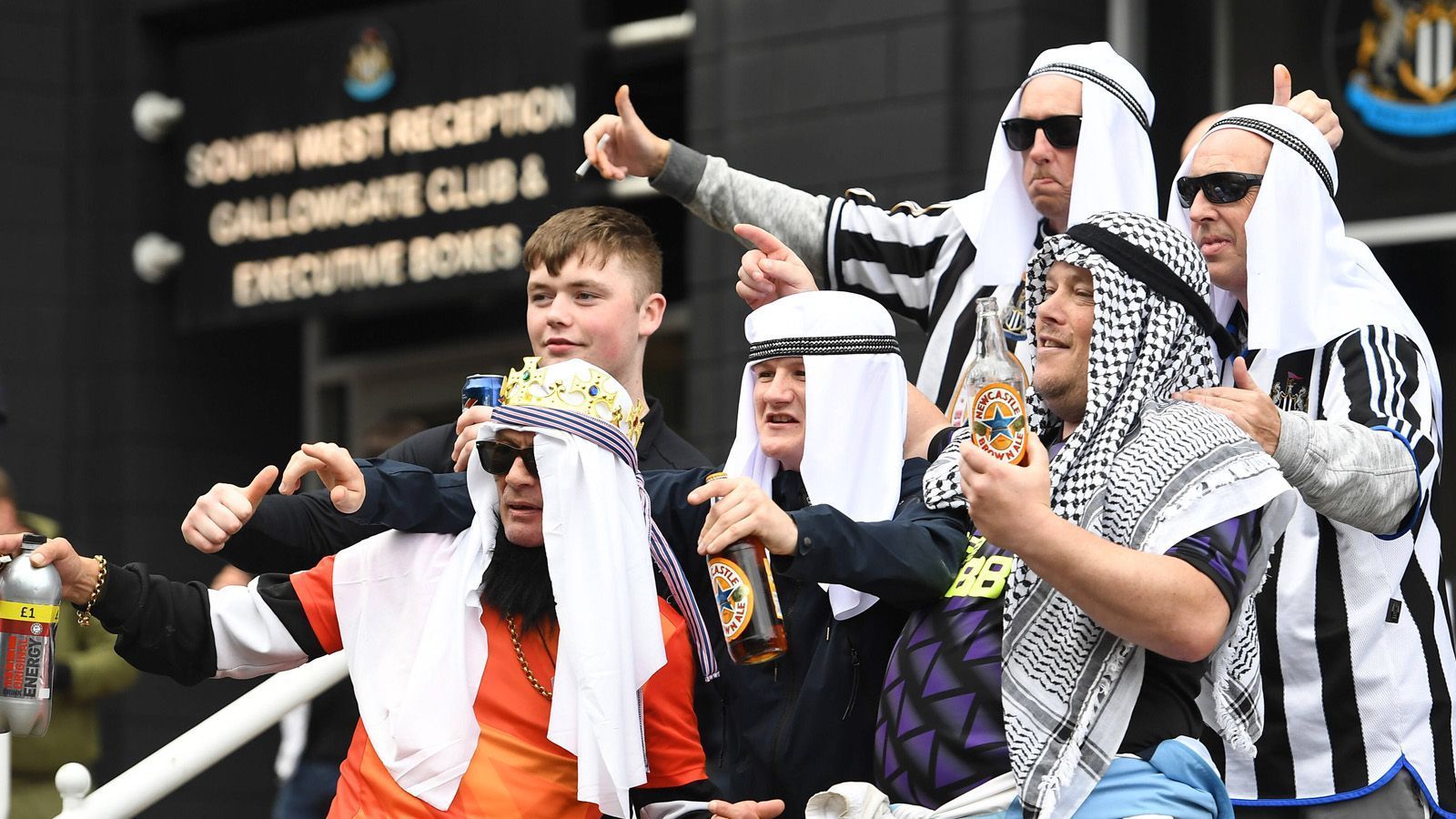 
                <strong>Fans feiern saudische Investoren</strong><br>
                Die Fans der "Magpies" kennen Erfolg nur aus den Geschichtsbüchern. 1927 feierte Newcastle United die letzte englische Meisterschaft. Seit dem letzten Aufstieg 2016/17 war Rang zehn in der Premier League das höchste der Gefühle. Die Übernahme der Saudis und die damit verbundene unerschöpfliche Finanzkraft feierten die Fans vor dem Heimspiel im St. James' Park gegen Tottenham Hotspur ausgelassen.
              