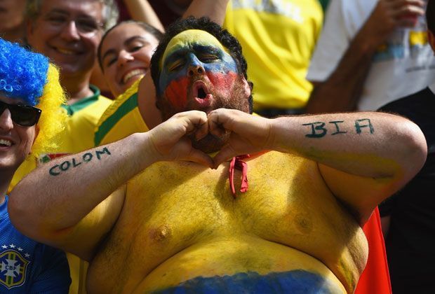 
                <strong>Verrückt, sexy, skurril: Fans in Brasilien</strong><br>
                Die Nationalfarben auf den Bauch, den Landesnamen auf die Arme gepinselt. Dieser Fan lässt keine Zweifel daran bestehen, welchem Team er die Daumen drückt: COLOM-BIA!
              