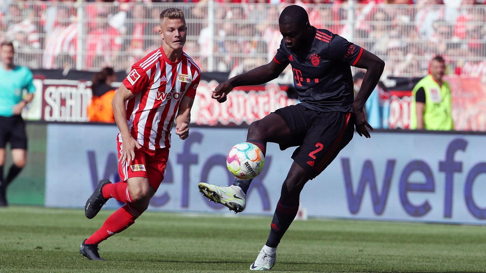 
                <strong>Dayot Upamecano</strong><br>
                In den meisten Szenen geht der ehemalige Leipziger auf Nummer sicher. Dabei findet er zumeist eine gute Lösung. Nach vorne hält sich Upamecano zurück. Doch vor Lewelings Chance patzt der Franzose böse - das geht fast ins Auge. ran-Note: 4
              