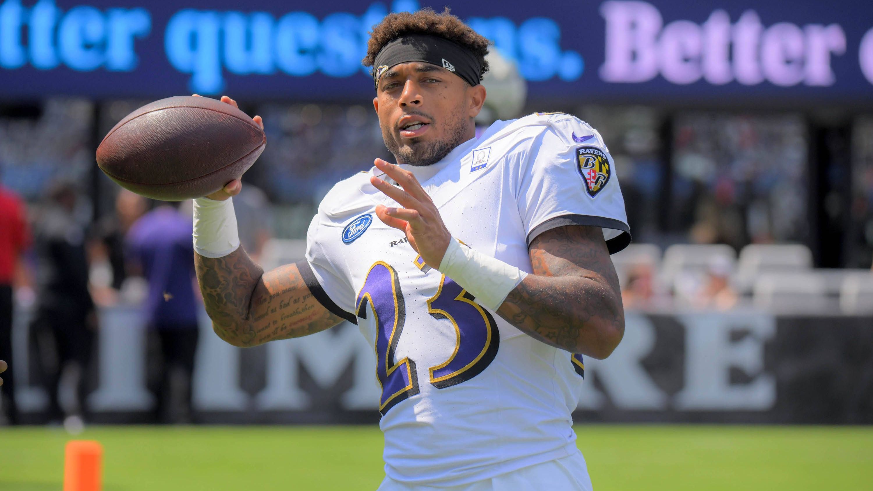 <em><strong>Jaire Alexander (Philadelphia Eagles)</strong><br>Die Philadelphia Eagles haben Cornerback Jaire Alexander via Trade von den Baltimore Ravens abgeworben. Neben dem langjährigen Packers-Star wandert zudem ein Siebtrundenpick 2027 nach Philly - im Gegenzug bekommen die Ravens einen Sechstrundenpick im kommenden Draft. Alexander spielte nur in zwei der acht bisherigen Ravens-Partien, fünfmal fehlt er aus gesundheitlichen Gründen.</em>