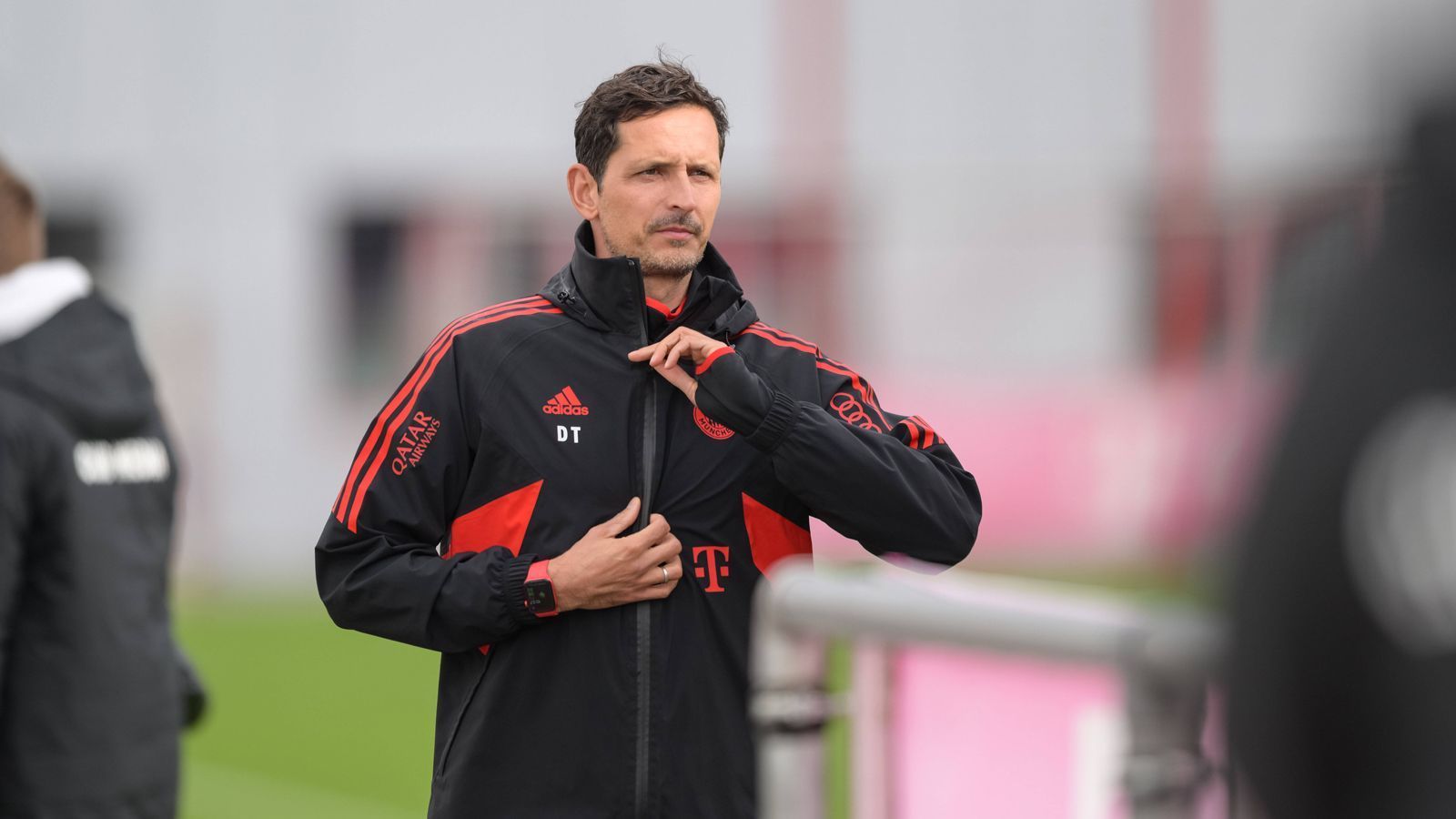 
                <strong>Dino Toppmöller</strong><br>
                Dino Topmöller steht aktuell beim FC Bayern München als Co-Trainer von Julian Nagelsmann unter Vertrag. In dieser Rolle trainierte der 41 Jahre alte Sohn des langjährigen Bundesliga-Trainers Klaus Toppmöller mit Nagelsmann bereits in Leipzig.Der 41-Jährige wird von den Verantwortlichen es Rekordmeisters, als auch Nagelsmann hoch geschätzt,  gilt als Spielerflüsterer und spricht unter anderem fließend Französisch. Dies kommt ihm aktuell bei einer großen Fraktion rund um Kingsley Coman und Mathys Tel zugute.Auch deswegen wird er den Verein wohl nicht wechseln. "Dino wird definitiv in München bleiben", sagte sein Vater Klaus Toppmöller bei "Sport1".&#x2022; Letzte Trainerstation: FC Bayern München<br>&#x2022; Amtszeit: 01.07.2021 - aktuell<br>&#x2022; Weitere Trainerstationen: RB Leipzig, Royal Excelsior Vorton, F91 Düdelingen<br>
              