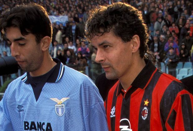 
                <strong>Di Matteo in der Serie A</strong><br>
                In der italienischen Liga ist Roberto di Matteo drei Spielzeiten für die Römer tätig. Dort misst er sich mit Superstars wie Roberto Baggio (re.), damals im Trikot des AC Mailand.
              