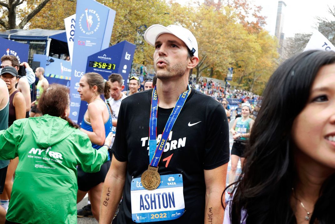 Ashton Kutcher hat die Ziellinie erreicht: beim New York City Marathon im November 2022.