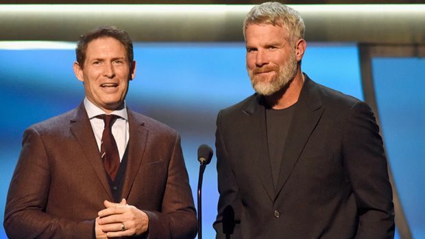 
                <strong>Brett Favre: Hall of Fame 2016</strong><br>
                Große Ehre: Favre gehört seit 2016 zur Hall of Fame der NFL. Im selben Jahr wurden übrigens auch Kevin Greene, Marvin Harrison, Tony Dungy, Ken Stabler, Dick Stanfel und Eddie DeBartolo aufgenommen.
              