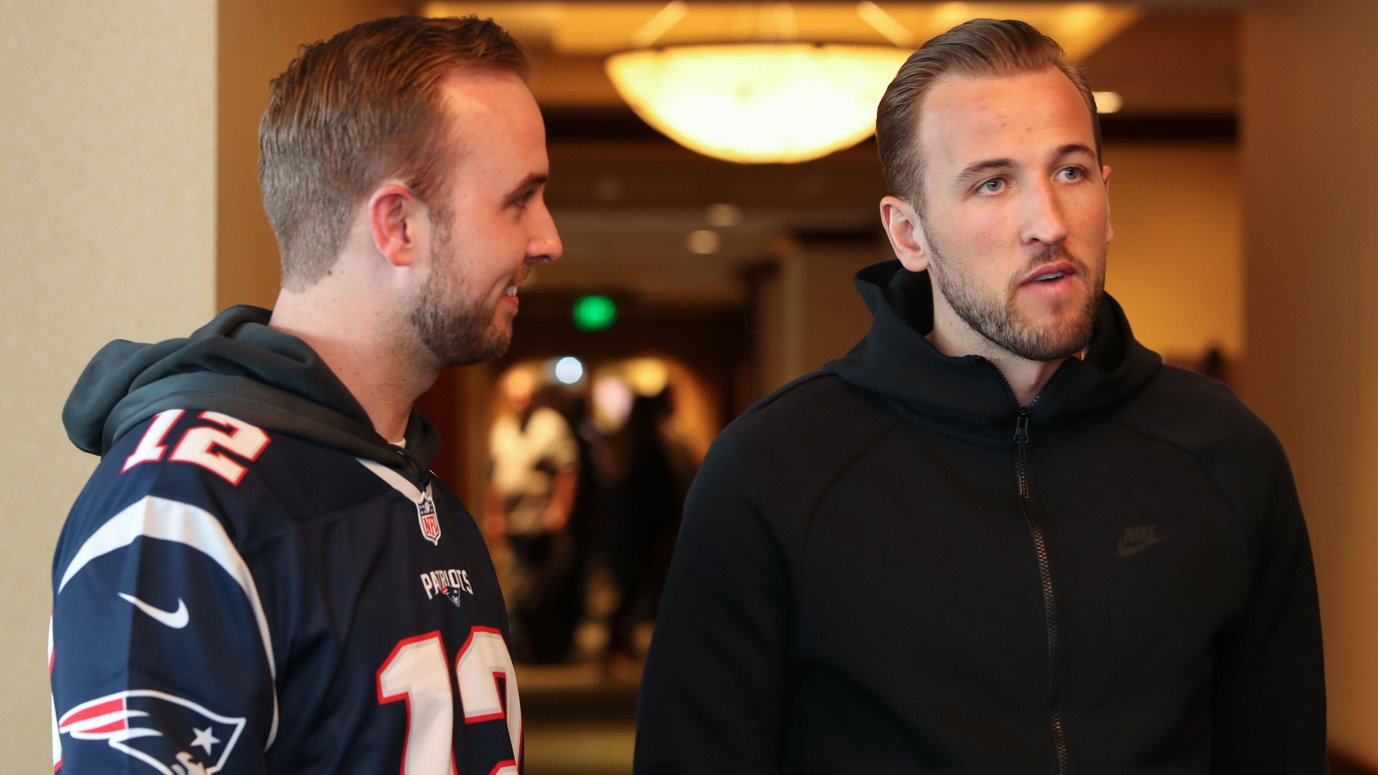 <strong>Harry Kane (New England Patriots)</strong><br> Als englischer Nationalspieler und Stürmer für den FC Bayern München kennt sich Harry Kane mit Spitzensport aus. Der Bayern-Star ist großer Fan der New England Patriots und soll öfters auch nachts aufstehen, um die Spiele live zu verfolgen. Zudem war er Gast auf der Party nach dem Sieg im Super Bowl 2019.