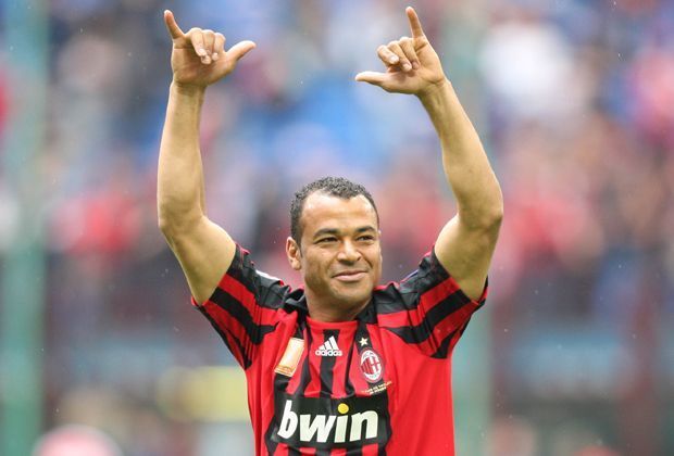 
                <strong>Abwehr: Cafu (Brasilien)</strong><br>
                Neben Maldini folgt gleich noch ein Konkurrent aus der italienischen Serie A. Der Brasilianer Cafu spielte während Zanettis Karriere bei AS Rom und beim Erzrivalen AC Mailand. "Er konnte angreifen und verteidigen - der komplette Außenverteidiger", beschreibt er ihn.  
              