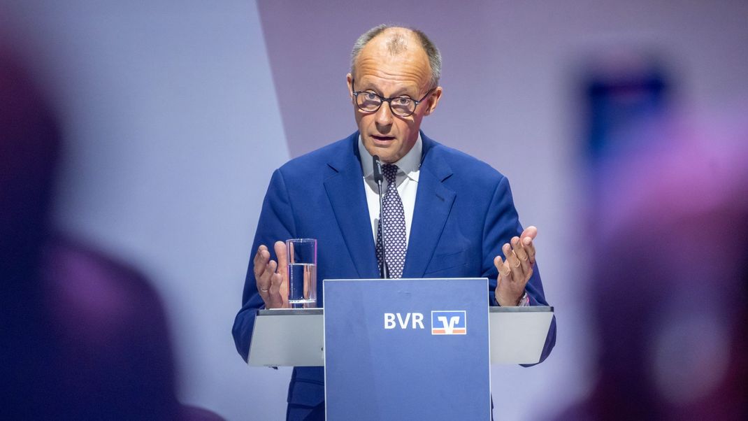 Bundeskanzler Merz verteidigt die Entscheidung seiner Regierung, die Senkung der Stromsteuer für alle privaten Verbraucher vorerst auf Eis zu legen.