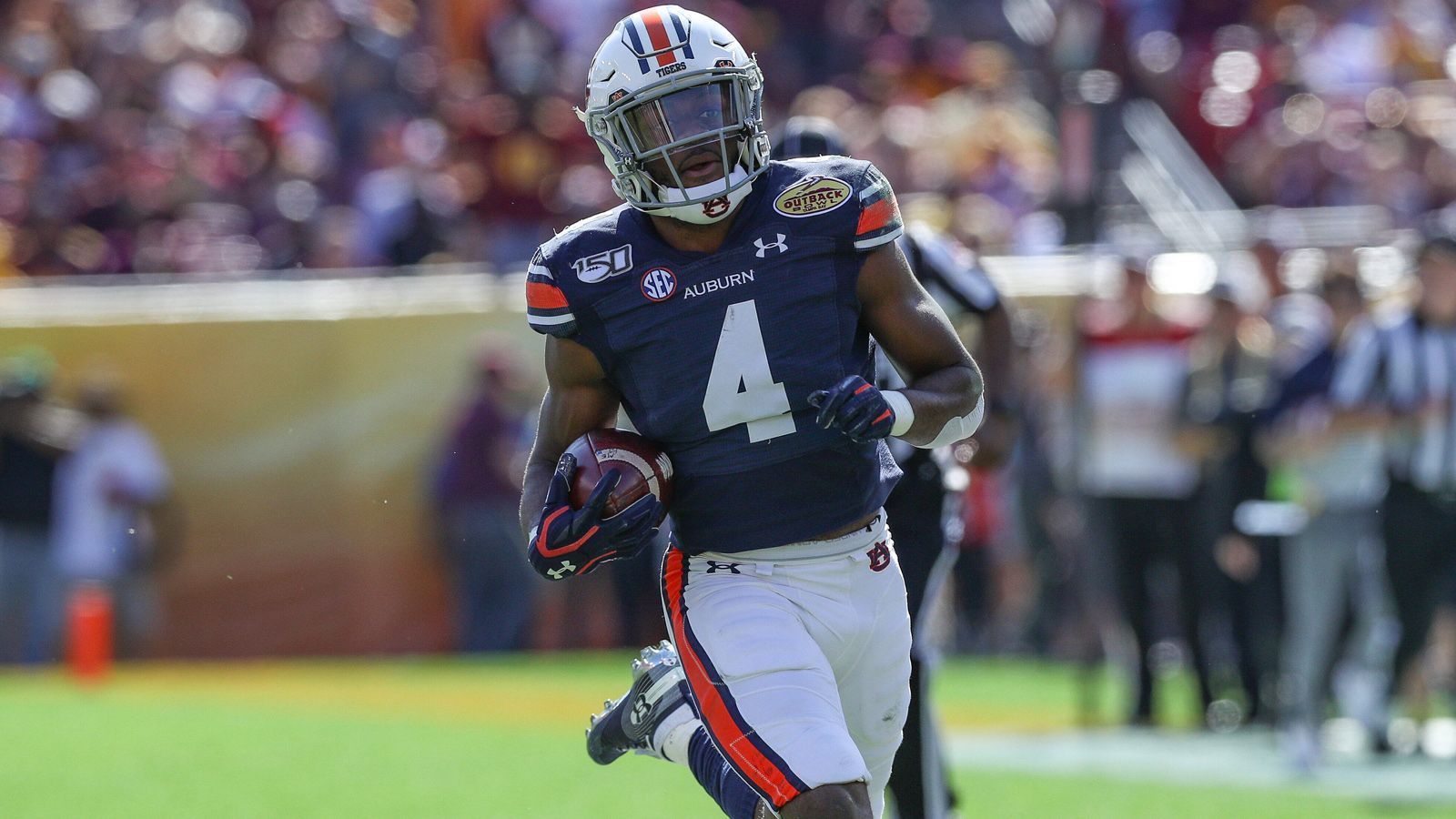 
                <strong>Noah Igbinoghene (Auburn)</strong><br>
                Eigentlich hatte Noah Igbinoghene eine Karriere als Wide Receiver angedacht. Als er im Jahre 2017 seine erste Spielzeit für die Auburn Tigers im College-Football spielte, agierte er noch als Passempfänger. Erst im Verlaufe der Saison 2018 wurde er in die Verteidigung versetzt. Mit seinen 1,80 Metern und einem Körpergewicht von 90 Kilogramm bringt er physische Stärke mit und ist zudem sehr explosiv. Die Athletik liegt bei ihm in der Familie: Beide Elternteile waren Leichtathleten. Seine Mutter gewann bei den Olympischen Sommerspielen 1992 mit der 4x100-Meter-Staffel Nigerias die Bronzemedaille. Igbinoghenes Schwachstelle ist die mangelnde Erfahrung auf der Position des Cornerbacks. Dafür kann er auch als Returner eingesetzt werden.
              