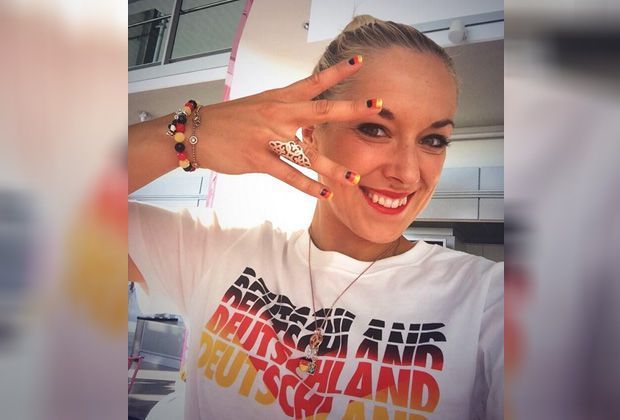 
                <strong>Lisickis Weltmeister-Selfies</strong><br>
                Vor dem WM-Finale der deutschen Fußballer ist sich Sabine Lisicki sicher: die Jungs holen den vierten Titel. 
              