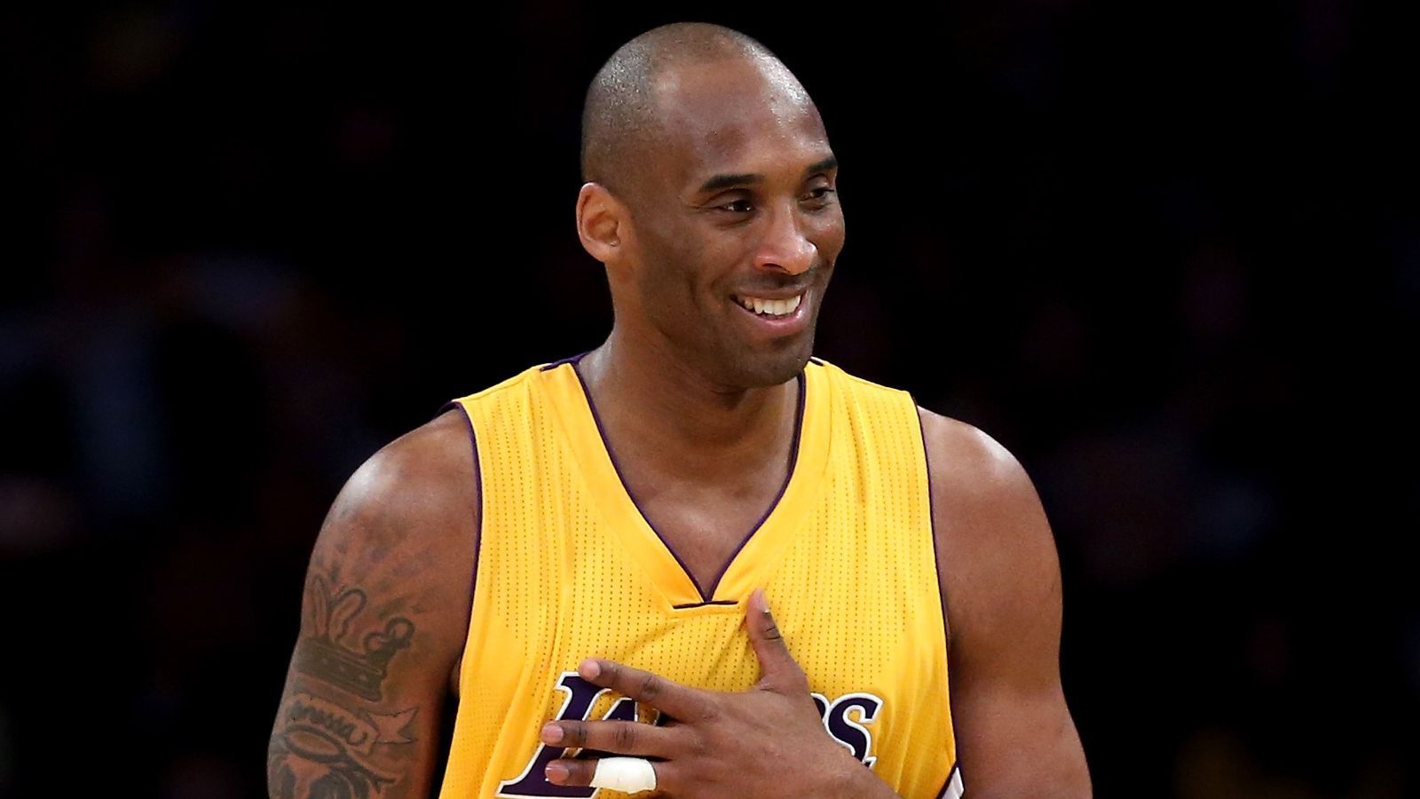 
                <strong>Kobe Bryant (Los Angeles Lakers): 20 Jahre</strong><br>
                Die "Black Mamba" holte mit den Los Angeles Lakers fünf Meistertitel und war einer der besten Scorer seiner Zeit. In einem legendären Spiel gegen die Toronto Raptors legte er 2006 unfassbare 81 Punkte hin. Der Shooting Guard scheute sich nie davor auf den Korb zu werfen: In seinem letzten Spiel 2016 sorgte er für 60 Punkte - bei 50 Würfen. Dennoch gab es in den entscheidenden Momenten kaum eine bessere Option als Kobe.  
              