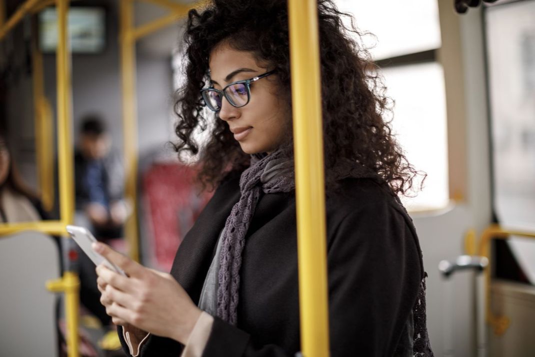 Für Frauen-Hände sind die heutigen Smartphones oft zu groß.