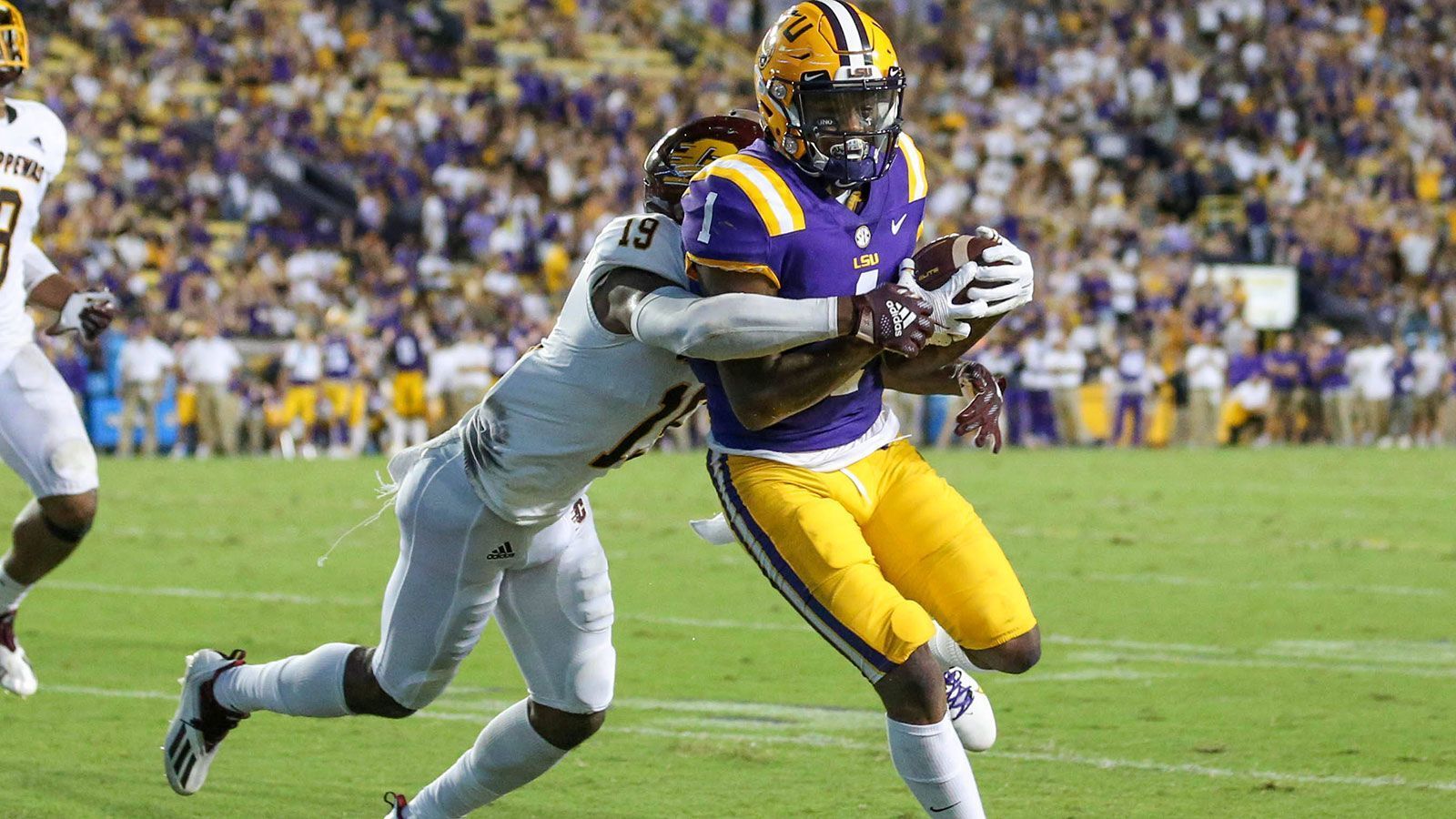 
                <strong>Kayshon Boutte (Wide Receiver, LSU)</strong><br>
                Boutte ist ein klassische Speedster, sehr wendig und nach dem Catch nahezu uneinholbar. Der 20-Jährige hat einen guten Release an der Line of Scrimmage und kann flexibel im Slot oder Outside eingesetzt werden. Seine Cuts sind schnell und unvorhersehbar, wenngleich sein Route Running noch nicht perfekt ist. Die Hände sind grundsätzlich sicher, unter Druck hatte Boutte aber gelegentlich mit Unkonzentriertheiten zu kämpfen. Abzuwarten bleibt, in welcher körperlichen Verfassung sich der Passempfänger nach seiner schweren Beinverletzung, die er sich 2021 zuzog, präsentiert. Über die notwendigen Voraussetzungen, um auch auf höchster Ebene zu performen, verfügt der einstige Vier-Sterne-Rekrut aber zweifelsfrei.
              