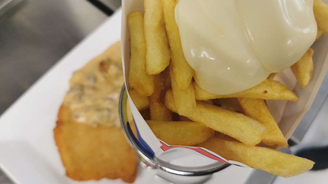 Pommes, Mayo und Schnitzel mit Pilzrahmsauce