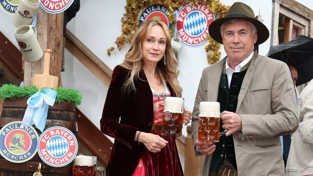 
                <strong>Carlo Ancelotti</strong><br>
                Trainer Carlo Ancelotti kam mit seiner kanadischen Ehefrau Mariann Barrena McClay zur Theresienwiese, wo das Oktoberfest alljährlich abgehalten wird.
              