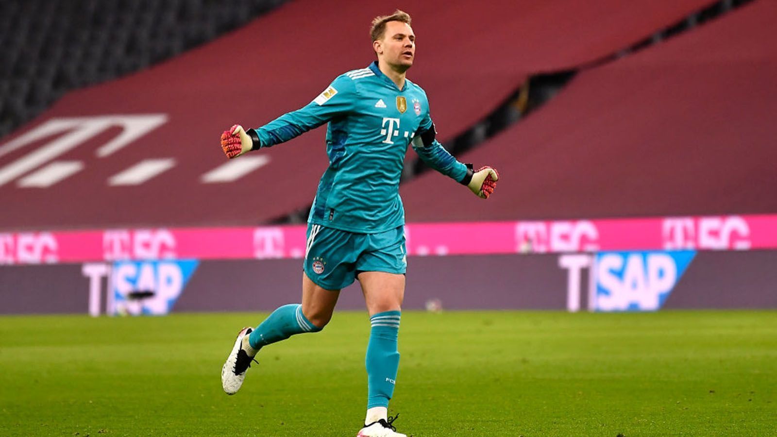 
                <strong>Manuel Neuer</strong><br>
                Muss in der ersten Halbzeit ein einziges Mal eingreifen, hat mit Patrick Schicks Abschluss (21.) aber keine Probleme. Gut zwanzig Minuten vor dem Ende rettet die Latte für ihn, darf in der Schlussviertelstunde auch noch ein paar Bälle halten, bleibt aber stabil. ran-Note: 2
              