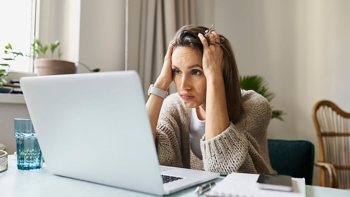 Frau am Laptop genervt