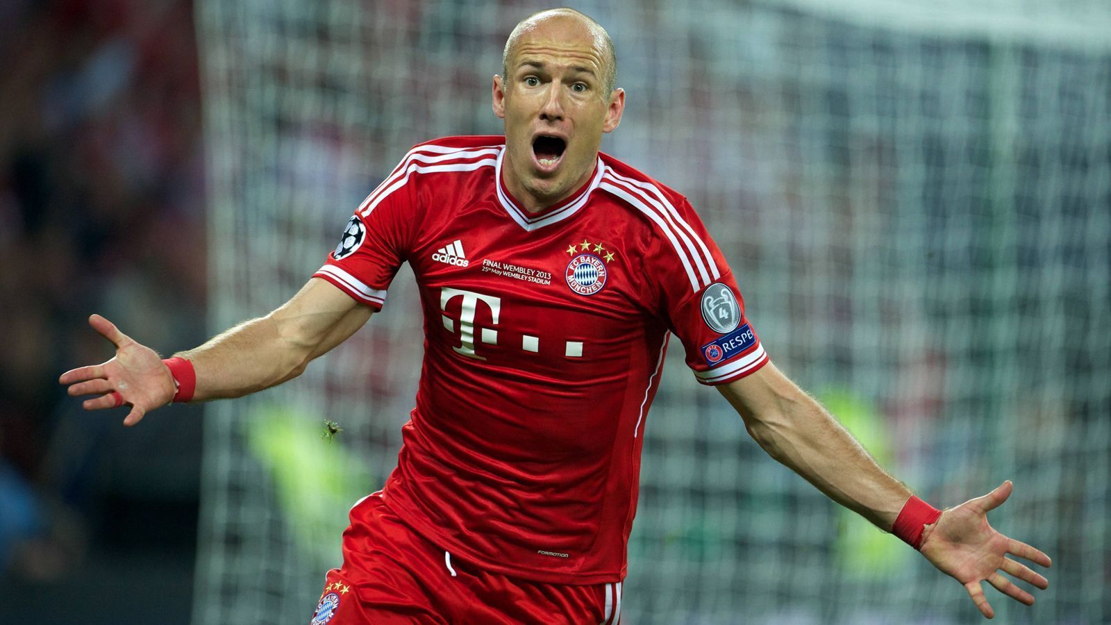 
                <strong>Arjen Robben</strong><br>
                Mister Wembley: Arjen Robben schoss den FC Bayern 2013 im deutschen Champions-League-Finale gegen Borussia Dortmund kurz vor Schluss zum viel umjubelten Titel. Er bildete die zweite Säule des kongenialen Duos "Robbery", das dem Rekordmeister damals unzählige Titel bescherte. Der Niederländer war auf dem rechten Flügel ein Unterschiedsspieler, der mit seinem Signature-Move, bei dem er stets von der Seite nach innen zog und den Ball ins Tor hämmerte, ein Millionenpublikum begeisterte. Klar, dass FUT-Manager solch einen Spieler auch in ihrem Team brauchen.
              