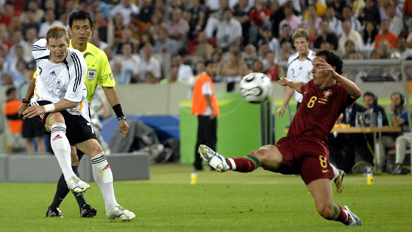 
                <strong>WM-Sommermärchen</strong><br>
                Bei der Heim-WM 2006 gehört der nun 22-Jährige bereits zur Stammformation beim DFB. In sieben Partien spielt er sechs Mal von Anfang an. Vor allem beim Spiel um Platz drei ragt er heraus und schießt Deutschland mit drei Toren im Alleingang zum Sieg gegen Portugal.
              