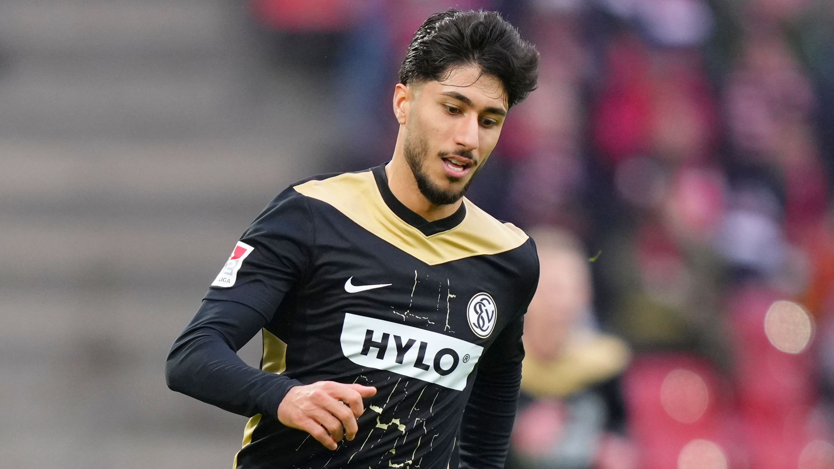 <strong>Muhammed Damar&nbsp;(1899 Hoffenheim/SV Elversberg)</strong><br>Der VfB Stuttgart bereitet sich wohl auf einen möglichen Abgang von Enzo Millot vor. Laut "Bild" sollen die Schwaben Muhammed Damar als eventuellen Nachfolger im Blick haben. Der 20-Jährige ist derzeit von der TSG Hoffenheim in die 2. Bundesliga zu Überraschungsteam SV Elversberg verliehen und überzeugt bei den Saarländern. Allerdings soll Damar nicht nur beim VfB Thema sein, auch Borussia Mönchengladbach, der VfL Wolfsburg und Union Berlin haben den deutschen U21-Nationalspieler demnach auf dem Zettel.