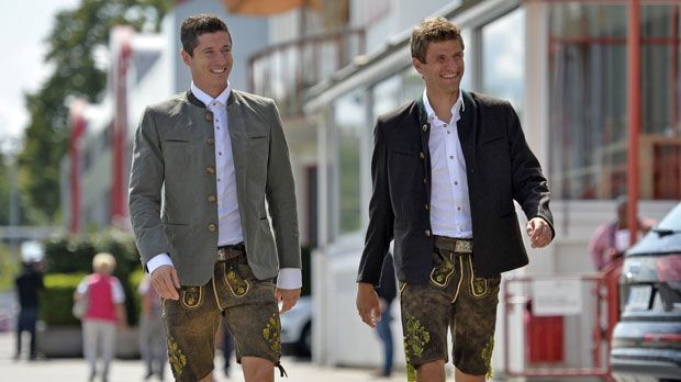 
                <strong>Ur-Bayer Müller vorweg</strong><br>
                Das jährliche Lederhosen-Hooting des FC Bayern steht wieder an! Besondere Vorfreude strahlt Ur-Bayer Thomas Müller (re.) aus. Entspannt läuft er mit Sturmpartner Robert Lewandowski über das FCB-Gelände an der Säbener Straße.
              