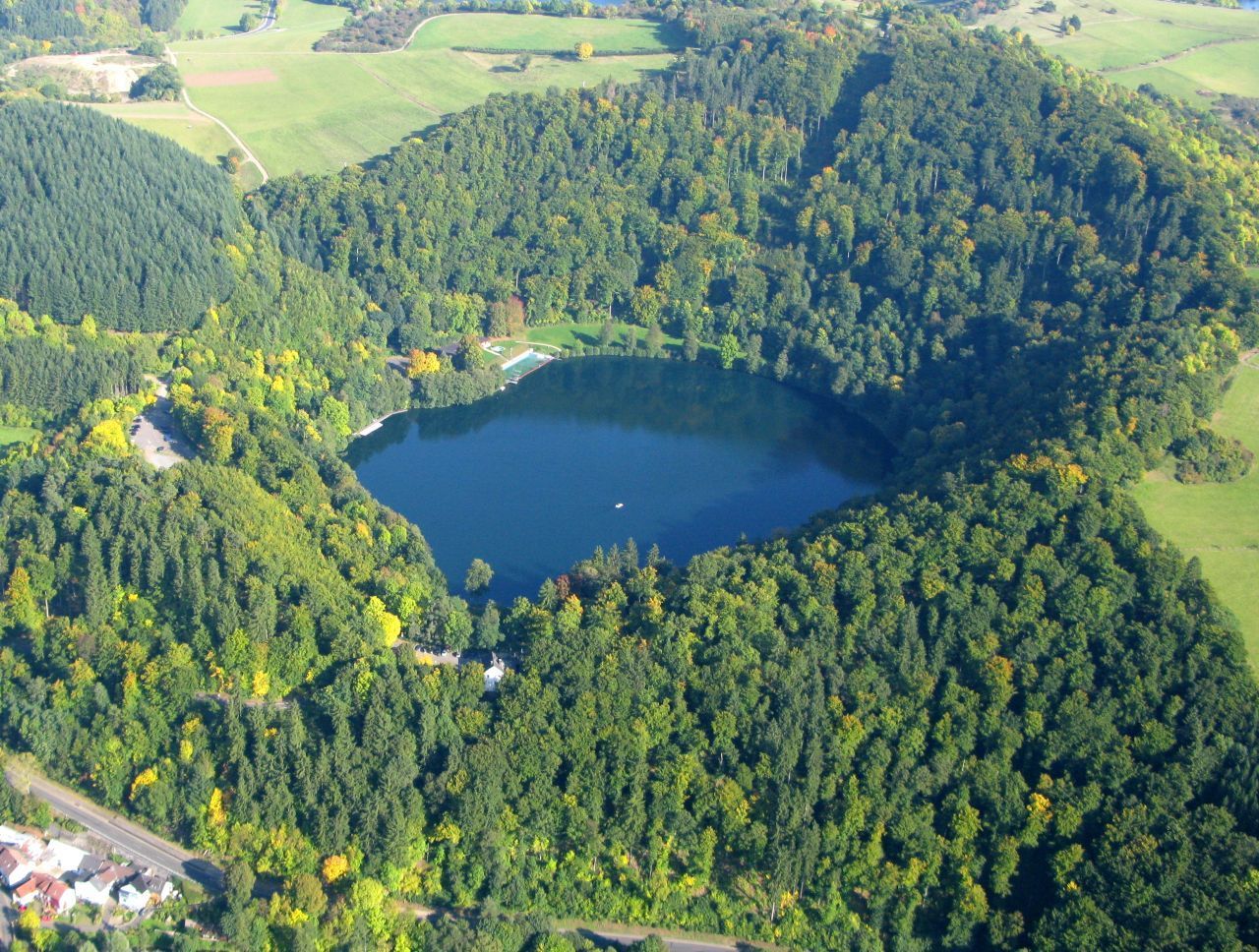 Wo heute ein beliebtes Natur-Freibad ist, wären die Menschen vor Jahrtausenden im "Auge des Vulkans" geschwommen. Das Gemündener Maar in Rheinland-Pfalz zählt zu den sogenannten "Eifel-Augen". Das sind die Öffnungen längst schlummernder Vulkane.