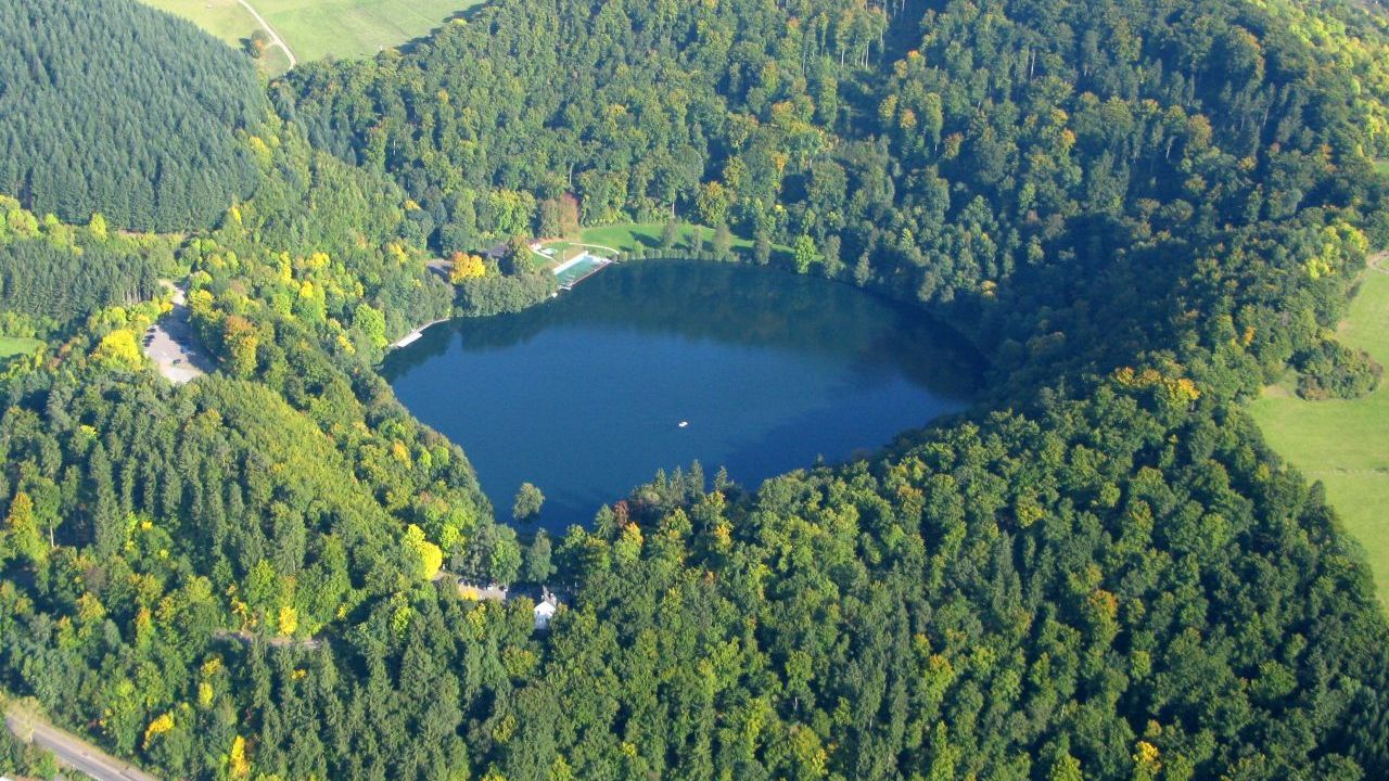 Wo heute ein beliebtes Natur-Freibad ist, wären die Menschen vor Jahrtausenden im "Auge des Vulkans" geschwommen. Das Gemündener Maar in Rheinland-Pfalz zählt zu den sogenannten "Eifel-Augen". Das sind die Öffnungen längst schlummernder Vulkane.