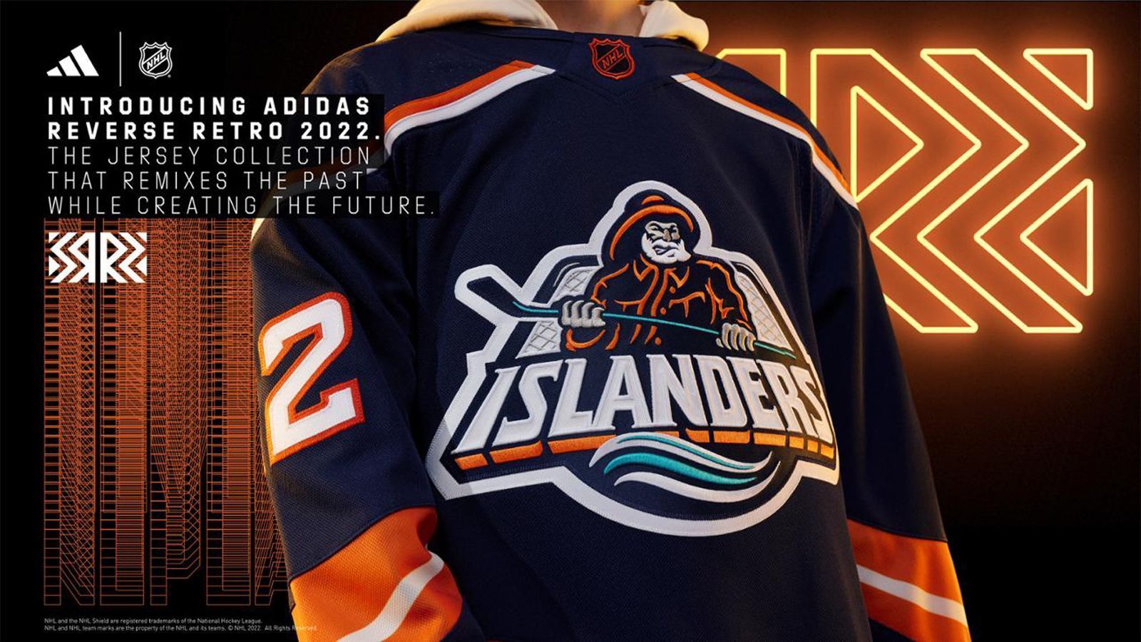 
                <strong>New York Islanders</strong><br>
                Die Islanders läuten ihre 50. Saison mit einer Ode an ihr Trikot von 1995 ein. Der Fisherman kehrt auf dem mittleren Wappen zurück, mit erhabenen Stickereidetails des Fisherman-Hutes, des Bartes und der Hände, die in den Wellen mit blaugrünen Akzenten versehen sind. Das von Kopf bis Fuß marineblaue Farbschema wird durch orangefarbene und weiße abgewinkelte Borten ergänzt.
              