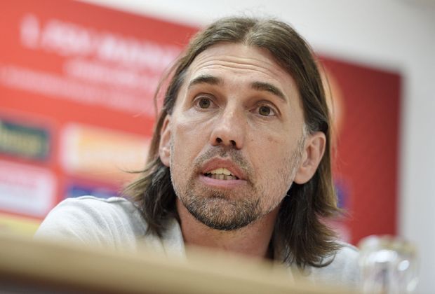 
                <strong>Martin Schmidt: Das ist der neue Mainz-Trainer</strong><br>
                Dass Schmidt nicht seinen Traum als Profifußballer verwirklichen kann, liegt an seinem unfassbaren Verletzungspech. Nicht weniger als sieben (!) Kreuzbandrisse zieht er sich im Verlauf seiner Karriere zu, weswegen er früh die Trainer-Karriere einschlägt.
              