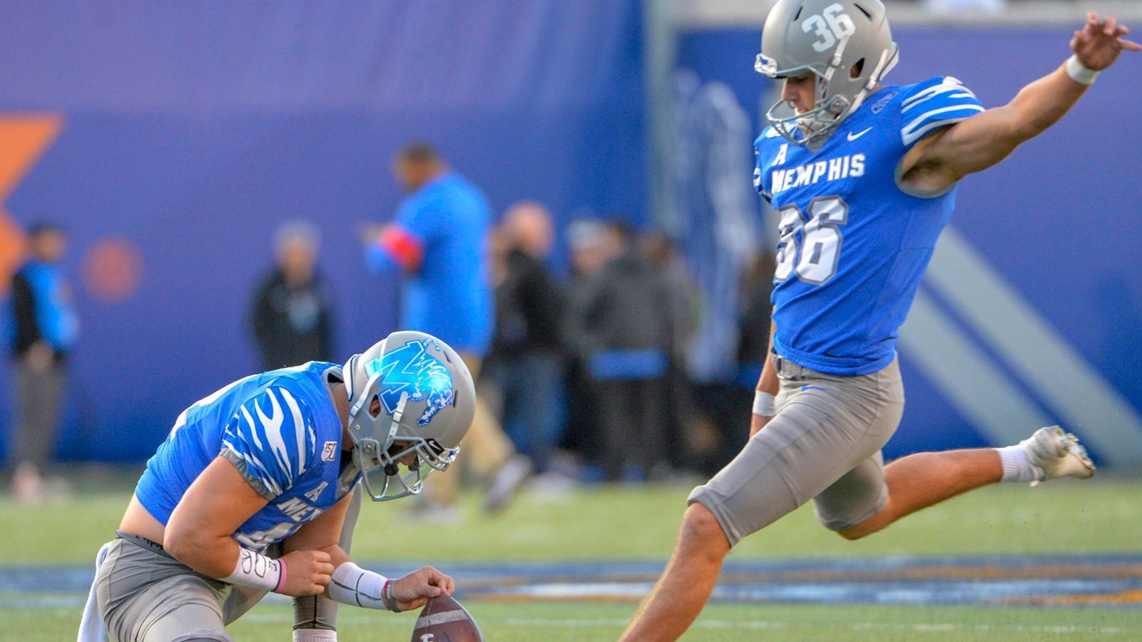 
                <strong>Kicker: Riley Patterson (Memphis)</strong><br>
                Riley Patterson war vier Spielzeiten für die Memphis Tigers aktiv, verwandelte in dieser Zeit 97,6 Prozent der Extrapunkt-Versuche und 77,1 Prozent seiner Field Goals. 16 Mal versuchte er sich aus einer Distanz von 50 Yards oder mehr, verwandelte dabei neun Schüsse. Sein längstes Field Goal erzielte er aus 56 Yards.
              