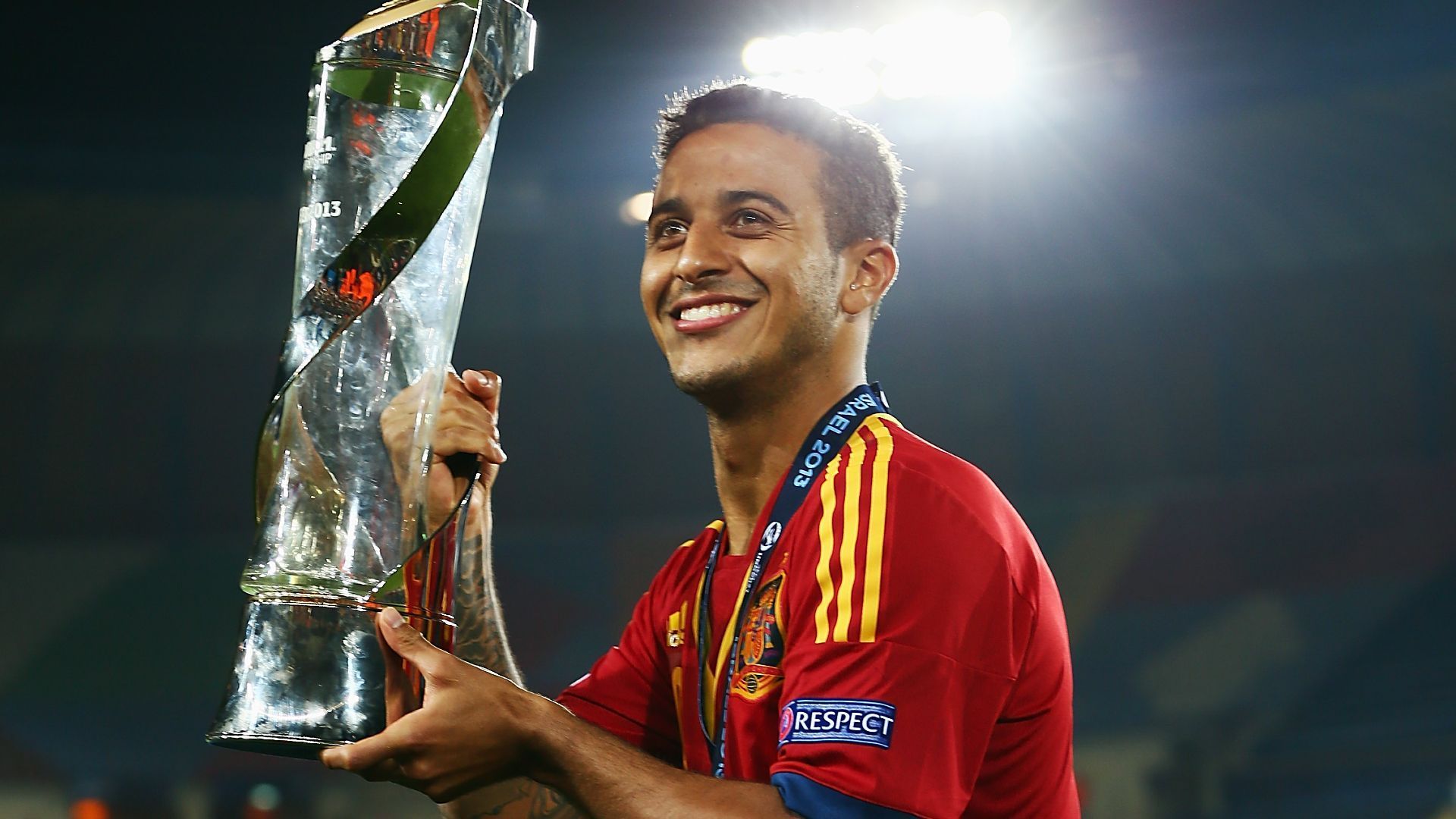 
                <strong>2013 - Thiago (Spanien)</strong><br>
                &#x2022; <strong>Anzahl der A-Länderspiele:</strong> 46<br>&#x2022; <strong>spätere Erfolge: </strong>Champions-League-Sieger 2011 mit dem FC Barcelona und 2020 mit dem FC Bayern<br>
              