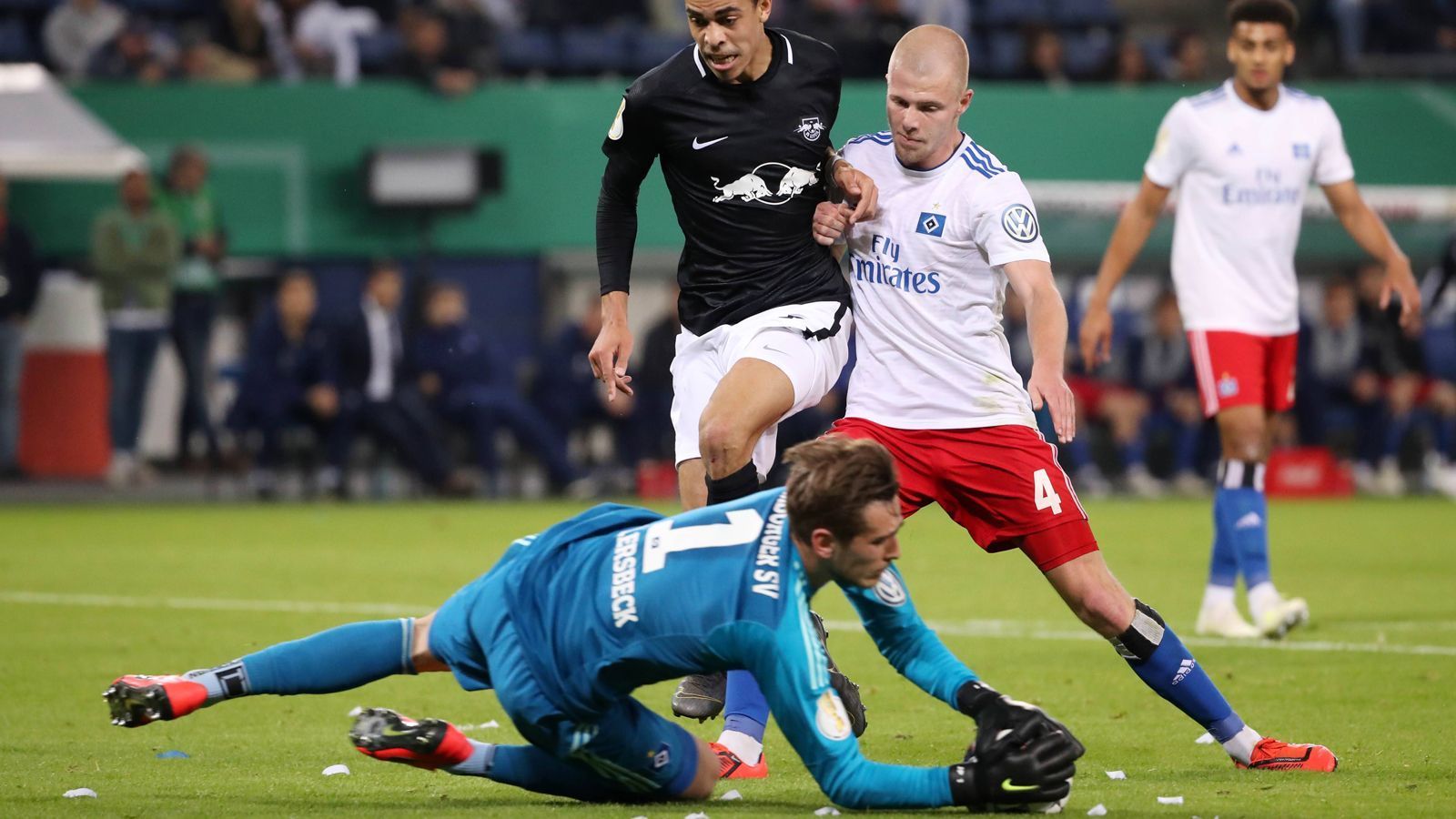 
                <strong>Rick van Drongelen (Hamburger SV)</strong><br>
                Auch er nervös, mit teilweise bösen Patzern. Man merkt ihm den Respekt an, er beißt sich aber in die Partie, wird sicherer. ran-Note: 3
              